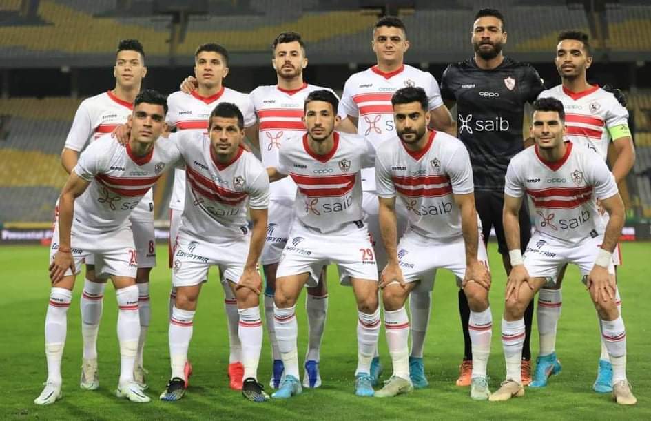 الزمالك ينفرد بصدارة الدوري متفوقاً علي النادي الأهلي كتبت: إيمان محمد إنتهت مُنذ قليل مباراة جمعت بين فريقي الزمالك والمصري البورسعيدي، في الساعه التاسعه والنصف مباراة الجولة ال16، حيث إحتضن ملعب طلائع الجيش ببرج العرب، والتي إنتهت بفوز نادي الزمالك بهدفين للزمالك مقابل هدف للمصري، ليرتفع رصيد الزمالك للنقطه ال38 لينفرد بصدارة الدوري بفارق 6 نقاط عن النادي الأهلي، علي الجانب الأخر مازال النادي المصري كما هو بالمركز التاسع برصيد 19 نقطه. أحداث الشوط الأول: بداية الشوط الأول لاعبي المصري يواصلون الضغط على لاعبي الزمالك منذ الدقيقة الاولى من عُمر المباراة. ووصل لاعبي المصري لمنطقة جزاء أبو جبل أكثر من مرة ولكن لم تترجم الهجمات إلى هدف أول للمصري. وفي الدقيقة ال 10 ، ضغط لاعبي الزمالك علي لاعبي المصري بشكل كبير وصل لمرمى المصري من هجمة منظمة مررها احمد سيد زيزو لإمام عاشور الذي سدد كرة رائعة أبعدها القائم الأيمن عن شباك حارس مرمى المصري. وصل الزمالك مرة أخرى لمرمى المصري عن طريق أشرف بن شرقي الذي توغل وحاول التسديد ولكن أبعدها دفاع المصري المتواجد بشكل منظم في الملعب في الدقيقه ال12. مرور 15 دقيقة علي اللقاء لم ينجح لاعبي الفريقين من تسجيل أي أهداف رغم السطيره علي اللقاء من جانب الفريقين ووصول مرماه كلايهما. شهدت الدقيقة ال35 الهدف الأول للمصري عن طريق اللاعب ياسر حمد برأسيه من اللاعب عن طريق كره عرضيه ليستغلها اللاعب بعد خطأ من لاعبي الزمالك. مرور 42 دقيقة علي الشوط الأول المصري متقدم بهدف دون مقابل من لاعبي الزمالك، رغم تأخرهم بهدف الزمالك الأكثر إستحواذاً بنسبة 67% مع تراجع أداء لاعبي المصري. شهدت الدقيقة الأخيره من الشوط الأول فرصه حقيقه للزمالك عن طريق اللاعب التونسي حمزه المثلوثي ليستلمها اللاعب المغربي أشرف بن شرقي ليهدرها ويمنع هدف التعادل. حكم الساحه يشير بدقيقتان كاوقت بدل ضائع. وفي الدقيقة الثانيه من الوقت البدل الضائع أحمد السيد زيزو يهدر فرصة هدف محقق لينتهي اللقاء بهدف دون مقابل. أحداث الشوط الثاني: بداية اللقاء بهدف لصالح النادي المصري أحرزه اللاعب ياسر حمد بعد إسغلال خطأ من لاعبي الزمالك، ليدخل الزمالك اللقاء متأخر بهدف. المدير الفني لنادي الزمالك "فيرير" يجري التبديل الأول لصالح فريقه بخروج اللاعب يوسف أوباما ونزول اللاعب شيكابالا في الدقيقة ال46. في الدقيقة ال50 إنذار اول لصالح المصري للاعب أوستين أموتو بعد إرتكاب خطأ في حق ادارة نادي الزمالك. وفي الدقيقة ال57 تسديده قوية من اللاعب عُمر السعيد ليسددها تجاه مرمي المصري لينجح الحارس أحمد مسعود التصدي لها واخراجها ضربه ركنيه لصالح الزمالك. برأسية من لاعبي الزمالك يفشل زيزو من تسجيل هدف تعادل في الدقيقة ال58. في الدقيقة ال61 الشبكه تبتسم لأحمد السيد زيزو ليسجل الهدف بطريقه أكثر من رائع ليحرز هدف التعادل. إنذار ثاني في اللقاء يشهره الحكم محمد معروف لصالح لاعب المصري صاحب الهدف الأول ياسر حمد بالدقيقة ال63. د.ق 67 المدير الفني التونسي للمصري معين الشعباني يجري التبديل الأول للمصري خروح اللاعب محمد حسن هاشم ونزول اللاعب حمودي بديلاً لهُ. وفي الدقيقة ال68 فرصه خطيره لنادي الزمالك يقطعها شيكابالا ليسددها زيزو لتخرج بعيد عن مرمي أحمد مسعود. د.ق70 الإنذار الثالث للمصري من نصيب اللاعب احمد حامد شوشه بسبب تعصبه لحكم اللقاء. التبديل الثاني يلجأ إليه المدير الفني لنادي الزمالك خروج اللاعب عُمر السعيد ونزول اللاعب التونسي سيف الدين الچزيري بالدقيقة ال70. الإنذار الاول في اللقاء من نصيب لاعب الزمالك طارق حامد بعد تدخله بقوة ضد لاعب المصري ليشير الحكم محمد معروف بطاقه صفراء للاعب دون تردد بالدقيقة ال72. هجمه خطيره عن طريقه اللاعب محمد عبدالحميد جيرندو عند منطقه ال18 تجاه مرمي محمد أبو جبل لتخرج بعيد عن القائم ويمنع هدف ثاني للمصري بالدقيقة ال74. شهدت الدقيقة ال76 مع أول لمسه البديل الثاني لنادي الزمالك التونسي سيف الدين الچزيري لينجح بخطف هدف التقدم ليهتز شباك أحمد مسعود حارس. د.ق 79 فيريرا المدير الفني لنادي الزمالك يجري تبديلان دفعه واحده للزمالك لتأمين ملعبه بعد هدف التقدم ليدفع بكلاً من أيمن حفني بديلاً لأشرف بن شرقي وخروج اللاعب إمام عاشور ونزول محمد أشرف روقا بديلاً. وصول المباراة للدقيقة ال83 الزمالك الأكثر إستحواذاً في اللقاء علي المصري البورسعيدي بنسبة 66% السيطره التامه للاعبي الزمالك علي اللقاء. الشوط الثاني محمد أبو جبل الغائب الحاضر فب اللقاء بعد تسجيل الزمالك الهدف الثاني عند طريق اللاعب التونسي سيف الدين الچزيري. التبديل الثالث من نصيب المدير الفني معين الشعباني للمصري بخروج المدافع كريم العراقي ونزول اللاعب أحمد الشيخ بالدقيقة ال84. مرور 85 دقيقة الأفضليه للزمالك في اللقاء والسيطره التامه علي المباراة وتشتيت لاعبي المصري بعد تأخرهم بهدف. وفي الدقيقة ال86 التبديل الأخير لصالح فريق الزمالك خروج صاحب أفضل هدف اللقاء والهدف الأول أحمد السيد زيزو ونزول البديل إسلام جابر. الإنذار الثاني من نصيب لاعب الزمالك فور نزوله ضد اللاعب إسلام جابر بداعي إضاعة الوقت بالدقيقة ال89. إنتهاء الوقت الأصلي للقاء ليشير الحكم الرابع بأربع دقائق كاوقت بدل ضائع. في الدقيقة الاولي من الوقت البدل الضائع محمد معروف يرجع لتقنية الڤار. ينتهي الشوط الثاني بفوز نادي الزمالك بهدفين مقابل هدف ليعزز بصدارة الدوري متفوقاً علي النادي الأهلي.