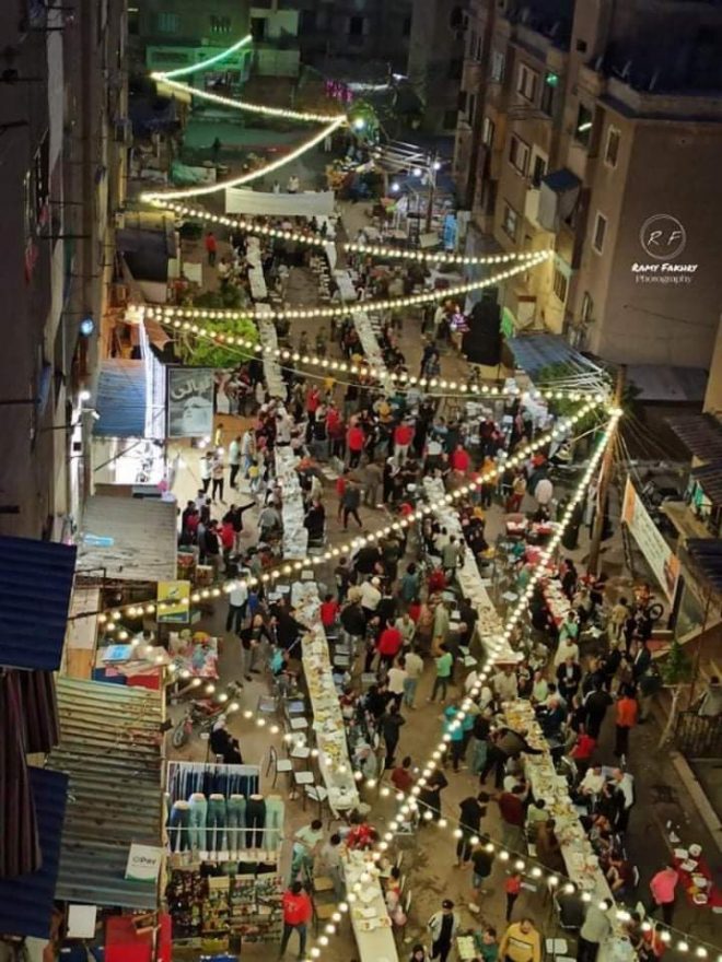 لمه رمضان .. اكبر مائدةافطار تتسع ل 5000 شخص بقليوب وحفل افطار ببنها ومطبخ الخير بالخانكة يستعد لإفطار 1500 طفل يتيم تزامنا مع شهر رمضان الكريم نظم عددا من شباب مدينة قليوب بمحافظة القليوبية اكبر مائدة افطار على مستوى المحافظة بطول شارع نادي باريس بمدينة قليوب . حيث شارك العشرات من الشباب الذين قرروا تنفيذ الفكرة في الإعداد لأطول مائدة افطار تتسع لقرابة ٥ الف مواطن وذلك بمجهودات شباب قليوب وتبرعات رجال الخير . حيث اثنى مواطنو مدينة قليوب على الفكرة التى اعتبروها بمثابة تجمع عائلى وشبابى كبير يساهم فى زيادة الروابط الإجتماعية بين مواطنى المدينة . فيما تستعد مبادرة (مطبخ الخير) بمنطقة الجبل الأصفر التابعة لمركز الخانكة بمحافظة القليوبية لعمل في أكبر مائدة إفطاررمضانى للأيتام والحالات الإنسانية علي مستوي محافظة القليوبية تتسع لـ1500 طفل يتيم .. وذلك يوم الأربعاء القادم الموافق 26رمضان . وفى مدينة بنها تم تنظيم اكبرحفل افطار رمضانى تحت اشراف فاتن خربوش نائب رئيس المجلس القومى للمرأة بالقليوبية والأمين العام المساعد السابق لجامعة بنها شارك فيها عددا من الشخصيات العامة والقيادات المجتمعية بهدف زيادة نشر اواصر المحبة والترابط فى المجتمع