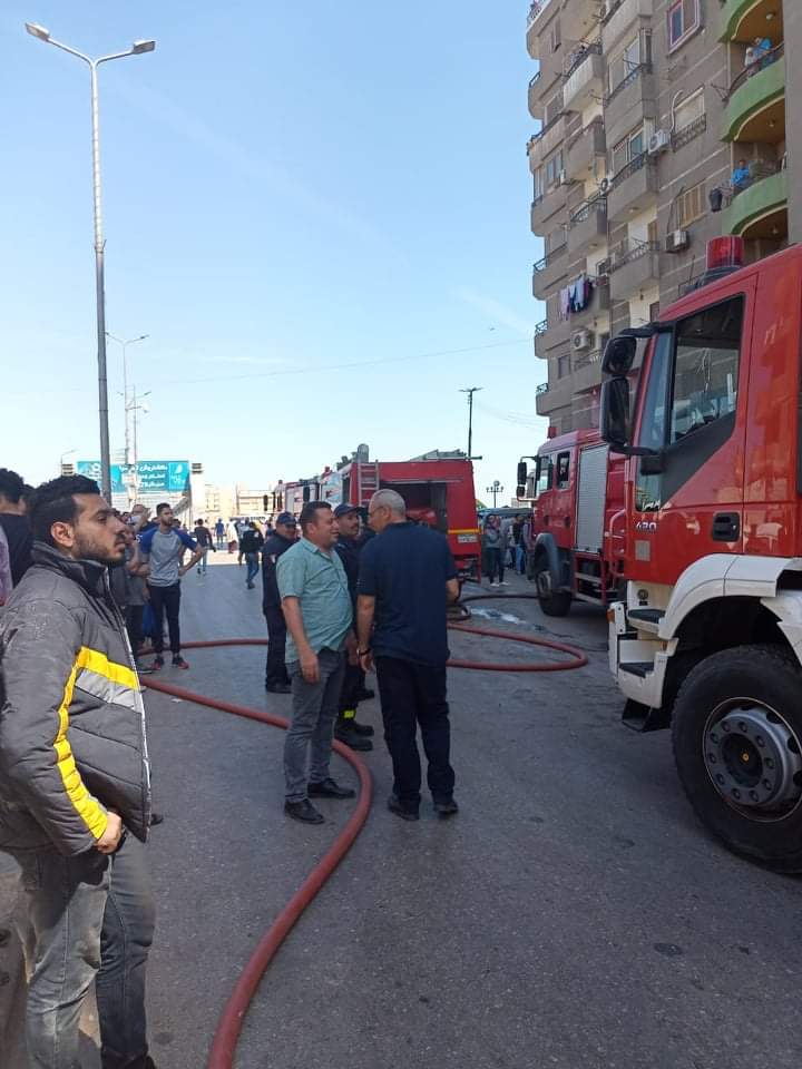 السيطرة على حريق شقة فى منطقة كفر الجزار ببنها تمكنت قوات الحماية المدنية فى القليوبية من السيطرة على حريق شب فى شقة سكنية بمنطقة كفر الجزار دائرة مركز شرطة بنها فى محافظة القليوبية وانتقلت على الفور سيارات الاطفاء وتم التعامل مع النيران ومنع امتدادها الى الشقق المجاورة وتحرر محضر بالواقعة وتولت الجهات المعنية التحقيق . تلقى اللواء غالب مصطفى مدير امن القليوبية إخطارا من المهندس على عبد الستار رئيس مركز و مدينة بنها يفيد وقوع حريق فى شقة سكنية بمنطقة كفر الجزار انتقل على الفور العقيد هيثم شحاته مدير الحامية المدنية و3 سيارات اطفاء وتم السيطرة على الحريق ومنع امتداده الى الشقق المجاورة وتبين ان الحريق شب فى شقة بالطابق الخامس فى حجرتين وصالة وتم السيطرة علية ولا توجد اى خسائر بشرية