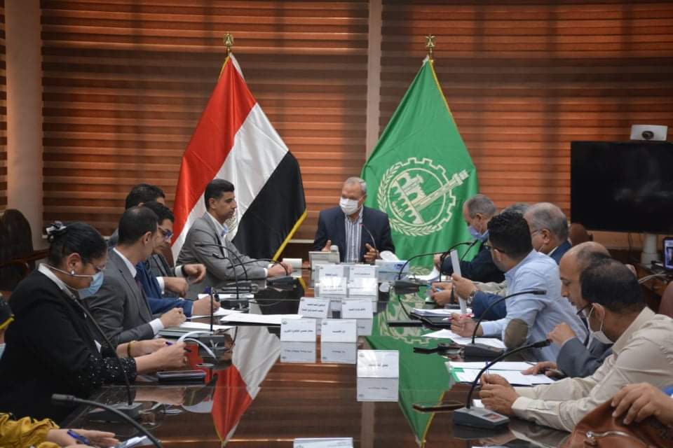 تواصل مشروعات حياة كريمة بقرى شبين القناطر بالقليوبية تواصلت فعاليات المبادرة الرئاسية حياة كريمة بقرى مركز شبين القناطر بمحافظة القليوبية تنفيذا لتوجيهات اللواء عبد الحميد الهجان محافظ القليوبية حيث قامت اللجنة المشكلة لعمل رفع مساحي للموقع المقترح لانشاء الوحدة الصحية بقرية نوب طحا والتي سيتم انشاؤها ضمن المبادرة الرئاسية لتطوير قري الريف المصري وطبقا لمنظومة التامين الصحي الشامل بلإعداد لتنفيذ المشروع تنفيذ لتعليمات المحافظ وتعليمات المحاسب خالد العرفي رئيس مركز و مدينة شبين القناطر وبحضور عبد الهادي موسي رئيس الوحدة المحلية بالمريج والمهندسين والفنين عن مديرية المساحة بالقليوبية وشلك في اطار اعمال تطوير القطاع الطبي بقري الوحدة المحلية بنوي . يذكر ان مبادرة حياة كريمة تمثل نقلة نوعية وتنمية حقيقة تشهدها 36 قرية و148 عزبة بشبين القناطر في محافظة القليوبية ضمن المشروع القومى لتنمية الريف المصرى من خلال المبادرة الرئاسية حياة كريمة والتي تستهدف توفير كافة الخدمات وتطوير وبناء المنازل ضمن «سكن كريم» حياة كريمة القليوبية تعكس اهتمام الرئيس بالقرية المصرية. وأكد اللواء عبد الحميد الهجان محافظ القليوبية إن مبادرة الرئيس عبدالفتاح السيسى حياة كريمة تعكس اهتمامه بالقرى التى عانت من التهميش لسنوات و تهدف المبادرة إلى رفع كفاءة وتطوير وإنشاء العديد من المدارس والوحدات الصحية ومحطات مياة الشرب والصرف الصحى ومراكز الشباب والطرق وكبارى المشاه وتبطين الترع كما تمثل طوق نجاة لأهالى القرى من المشاكل التى يعانون منها وحلم طال انتظاره سوف يوفر جودة الحياة ويرتقي بالريف المصري. وتعد تلك المبادرة بمثابة مشروع القرن وأمل جديد لأهالى القرى في ظل اهتمام الرئيس بالريف المصري وتحويله لقرى نموذجية والتي كانت في أمس الحاجة إلى مبادرة الرئيس لإعادة الحياة لتلك القرى من جديد لأنها تضم العديد من المنازل الريفية البسيطة التى تحتاج للتطويروالبناء لتوفير سكن كريم وملائم لأصحابها وبعد الانتهاء من حصر تلك المنازل أصبح الحلم حقيقة فى عهد الرئيس الانسان. واشار المحافظ الى ان قرى حياة كريمة بشبين القناطر تقع في نطاق 9 وحدات محلية وقروية ويبلغ تعداد سكانها 550 ألف نسمة ويجرى تنفيذ المشروعات فى كافة القطاعات الخدمية بتكلفة تتخطى ملياريّ جنيه لرفع المعاناة عن كاهل المواطنين الأولى بالرعاية والأكثر احتياجا بتلك القرى وتتم متابعة كافة مراحل العمل وجهود الأجهزة التنفيذية أولا بأول للتعامل الفوري وإزالة اية معوقات و حصر المنازل المستحقة بقرى المبادرة ضمن «سكن كريم»، وبلغ عددها 1683 منزلا مستحق للبناء والتطوير. واضاف محافظ القليوبية أن المبادرة تشمل 14 قطاعا خدميا ويجرى على قدم وساق اعمال تسوية ورصف طريق «شبين القناطر – بنها»، بالإضافة إلى مد وتوصيل خطوط الغاز الطبيعى لقرى الأحراز والشوبك ومنية شبين وكفر شبين بتكلفة 145 مليون جنيه لخدمة 60 الف نسمة وسيتم الانتهاء من دخول خدمة الغاز الطبيعى لكافة القرى خلال عام . وسيتم إنشاء وحدات سكنية على أراضي الأوقاف بالاتفاق مع المحافظة و تزويد كبائن التليفونات وإزالة اسلاك الضغط العالي المارة أعلى القرى وتحويلها إلى كابلات أرضية حفاظا على ارواح المواطنين. معقبا : أن نسبة تنفيذ الأعمال بقطاع الغاز على مستوى مركز شبين ضمن حياة كريمة بلغت 60% كما أن مشروعات المبادرة تشمل توسعة مدرسة كفر الدير بتكلفة 4 ملايين جنيه مع إحلال المبنى القديم بنسبة التنفيذ 64% والمبنى الجديد مقام على مساحة 165مترا ومكون من أرضي وأربع أدوار علوية، مكون من 6 فصول دراسية ومستهدف الانتهاء منه نهاية شهر نوفمبر القادم بجانب أعمال إنشاء مبنى مجلس مدينة شبين القناطر الجديد والذي يضم المركز التكنولوچي والحملة الميكانيكية، حيث تتم الأعمال بمعدلات مناسبة للجدول الزمنى لتنفيذ المشروع ولا يوجد أي معوقات حيث يبلغ تكلفة الإنشاء 27مليون و400 ألف جنيه.