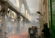 Photo of قوات الإحتلال الإسرائيلي تتعدي على المصلين بالأقصى ووقوع عشرات المصابين