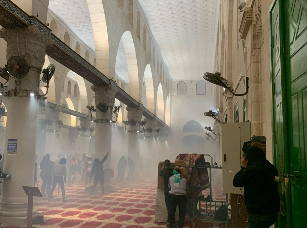 قوات الإحتلال الإسرائيلي تتعدي على المصلين بالأقصى اندلعت مواجهات بين الفلسطينيين المعتكفين في المسجد الأقصى وبين قوات الإحتلال الإسرائيلي بعد صلاة فجر اليوم الجمعة، إثر اقتحامها لساحات المسجد. وأعلنت منظمة الهلال الأحمر الفلسطيني إنه تم نقل 59 مصابا حتى الآن لمستشفيات القدس جراء المواجهات المستمرة في المسجد الأقصى. وأضافت أن قوات الاحتلال تعيق عمل سيارات الإسعاف التي تصل لمنطقة باب الأسباط، مؤكدة وجود إصابات داخل المسجد الأقصى جاري إخراجها لنقلها للمستشفيات. وكما ذكرت وكالة الصحافة الفلسطينية "صفا"، فإن قوات الإحتلال أطلقت قنابل الغاز المسيل للدموع نحو المصلين واعتدت على المتواجدين في الباحات، ةذكرت أن عددًا من جنود الاحتلال اعتلوا أسطح المباني قرب باب السلسلة في محيط المسجد.