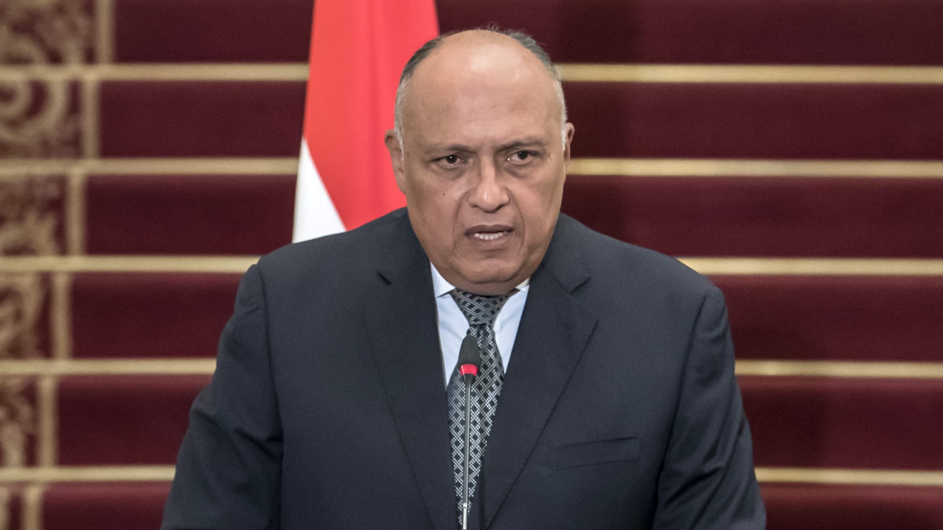 توجه إسبانيا وزير الخارجية سامح شكري إلى العاصمة الاسبانية مدريد، اليوم الأحد، في زيارة ثنائية تلبية للدعوة الموجهة من نظيره الاسباني "خوسيه مانويل ألبارس"، حيث من المنتظر عقد مباحثات بين الجانبين تتناول كافة أوجه العلاقات الثنائية المتنامية بين البلدين. وصرح السفير أحمد حافظ، المتحدث الرسمي باسم وزارة الخارجية، بأنه من المقرر أن يقوم ملك اسبانيا باستقبال وزير الخارجية سامح شكري، فضلا عن إجراء لقاءات من بينها لقاء مع النائبة الثالثة لرئيس الحكومة وزيرة التحول البيئي والتحدي الديمغرافي. وقال السفير حافظ، إن الزيارة بفعالياتها المختلفة تأتي في إطار التطور الذي تشهده العلاقات بين مصر واسبانيا، ومتابعة نتائج زيارة رئيس الحكومة الاسبانية "بيدرو سانشيز" إلى القاهرة في ديسمبر الماضي، والعمل على زيادة التعاون الاقتصادي وخاصة جذب المزيد من الاستثمارات الإسبانية إلى مصر. وأضاف حافظ، أنه سيتم التنسيق خلال الزيارة أيضا حول استضافة ورئاسة مصر للدورة 27 لمؤتمر أطراف اتفاقية الأمم المتحدة الإطارية لتغير المناخ cop27.