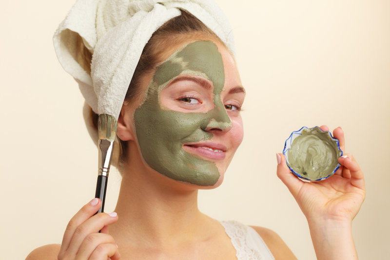أوردت مجلة “Instyle” أن زيت الطحالب “Algae Oil” يعد ينبوع شباب وجمال البشرة، حيث إنه يحارب الشيخوخة من ناحية ويمنحها مظهراً نقياً يشع نضارة وحيوية من ناحية أخرى. وأوضحت المجلة المعنية بالصحة والجمال أن زيت الطحالب غني بالأحماض الدهنية أوميغا 3 والفيتامينات والمعادن مثل فيتامين B والمغنيسيوم والزنك. وبفضل هذه المكونات يعمل زيت الطحالب على تجديد الخلايا ويحول دون تحلّل الكولاجين، مما يساعد في القضاء على التجاعيد والحفاظ على شباب البشرة ومظهرها المشدود، كما أنه يحارب شوائب البشرة كالبثور والبقع الصبغية وانسداد المسام. ويعمل زيت الطحالب أيضاً على ترطيب البشرة الجافة ويمنحها ملمساً مخملياً مفعماً بالرقة والأنوثة، فضلاً عن أنه يحمي البشرة من أضرار الأشعة فوق البنفسجية والتلوث البيئي. ماسك الطحالب لبشرة مشرقة في رمضان فوائد ماسك الطحالب للبشرة طريقة استخدام ماسك الطحالب لبشرة خالية من العيوب في رمضان فوائد ماسك الطحالب للبشرة أوضحت خبيرة العناية بالبشرة سلوى، أن ماسك الطحالب من الماسكات الطبيعية الفعالة لحماية جميع أنواع البشرة من أضرار الجذور الحرة المتسببة في مشاكلها المتنوعة، خصوصا البشرة الحساسة والجافة. أما بالنسبة عن أهمية فوائد ماسك الطحالب للبشرة الدهنية، فتكمن في قدرتها على تنظيم إنتاج الزهم بالشكل الطبيعي، ما يضمن بقائها رطبة بدون أن تصبح دهنية بشكل مفرط، فضلا عن ذلك يحقق ماسك الطحالب الفوائد التالية: تكافح فوائد ماسك الطحالب مشاكل الجلد" حب الشباب، والأكزيما، والصدفية". تمنع فوائد ماسك الطحالب ظهور الخطوط الدقيقة والتجاعيد المبكرة. تزيد فوائد ماسك الطحالب من إنتاج الكولاجين والإيلاستين، ما يعطي للبشرة مظهرا صحيا ومشرقا. تساهم فوائد ماسك الطحالب في زيادة نشاط الخلايا وتجديدها بالشكل الطبيعي. تخلص فوائد ماسك الطحالب البشرة السموم، ما يجعلها مفعمة بالحيوية على الدوام. طريقة استخدام ماسك الطحالب لبشرة خالية من العيوب في رمضان اختارت خبيرة العناية بالبشرة، طريقة تحضير آمنة لاستفادة جميع أنواع البشرة من فوائد ماسك الطحالب لبشرة خالية من العيوب في رمضان، على النحو التالي جهزي ملعقة صغيرة من بودرة طحالب السبيرولينا. اخلطي قطع الموز الطازجة مع قطع الأفوكادو مع قليل من ماء الورد حتى التجانس. أضيفي بودرة الطحالب إلى المحتويات السالفة الذكر وقلبيها جيدا، للاستفادة من فوائد ماسك الطحالب بالشكل السليم. نظفي بشرتك جيدا قبل تطبيق ماسك الطحالب. وزعي فوائد ماسك الطحالب على بشرتك لمدة 15 دقيقة فقط. اغسلي بشرتك بالماء الدافئ ثم البارد. مرري مكعبات الماء الثلجية. رطبي بشرتك بالكريم المناسب. كرري ماسك الطحالب مرتين في الأسبوع بالشكل المنتظم وقبل الخلود إلى النوم، للاستفادة من فوائد ماسك الطحالب في العناية بالبشرة خلال شهر رمضان، وقبل عيد الفطر المنتظر.