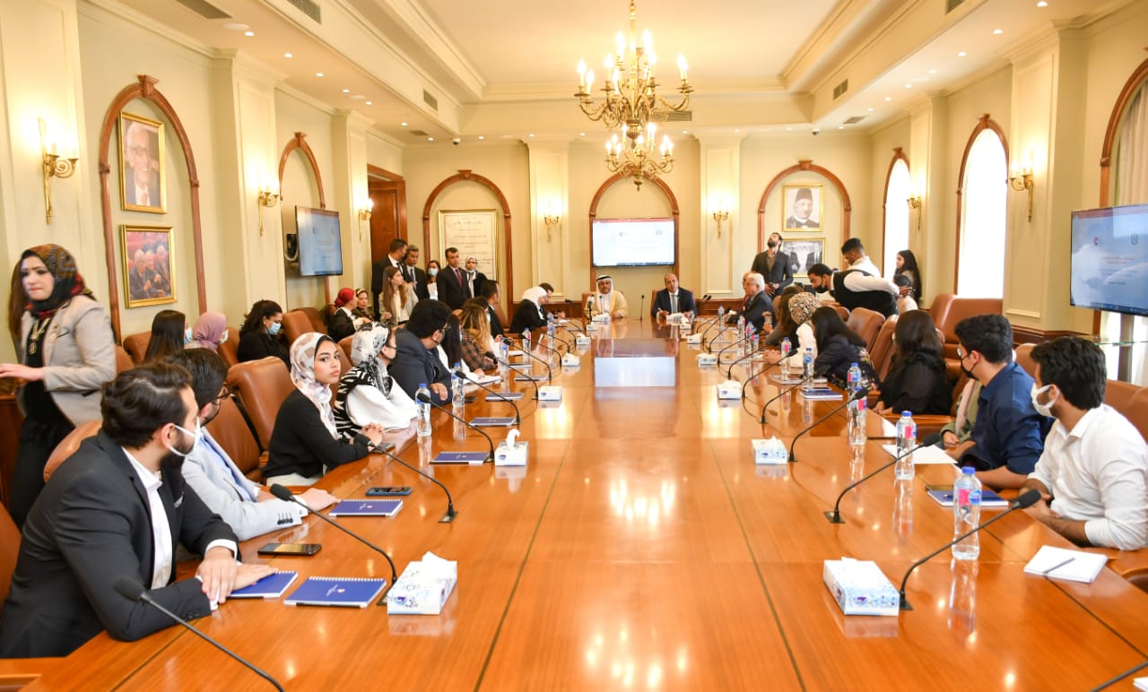 أكد عادل بن عبدالرحمن العسومي رئيس البرلمان العربي على أهمية تحصين الشباب العربي وحمايتهم من التأثر بالفكر المتطرف، معتبراً أن ذلك يمثل الركيزة الأساسية لبناء جيل واعي ومستنير قادر على العمل والعطاء وخدمة وطنه، مضيفاً أن البرلمان العربي يولي أهمية كبيرة لكافة القضايا المتعلقة بالشباب، بما في ذلك تمكينه من ممارسة دوره في جميع المجالات. جاء ذلك خلال ندوة نظمتها الجامعة البريطانية في مصر لرئيس البرلمان العربي مع عدد من الطلاب والباحثين وأساتذة الجامعة، وذلك في إطار الزيارة التي قام بها رئيس البرلمان العربي على رأس وفد برلماني رفيع المستوى إلى مقر الجامعة البريطانية في مصر، حيث تم توقيع اتفاقية تعاون بين الجانبين، تنظم التعاون المتبادل في العديد من القضايا والمجالات محل الاهتمام المشترك. وخلال الندوة، استمع رئيس البرلمان العربي إلى آراء شباب الجامعة حول مختلف القضايا، كما تجاوب مع التساؤلات العديدة لهم حول دور البرلمان العربي واستراتيجيته في التعامل مع التحديات المختلفة التي تواجه الأمة العربية، مؤكداً على أن البرلمان العربي حريص على أن يكون له صوت قوي ومؤثر في مختلف المحافل الإقليمية والدولية بهدف الدفاع عن القضايا العربية، كما يدعم ويساند جهود تحقيق التكامل بين الدول العربية في كافة المجالات. وفي ختام الزيارة إلى الجامعة، نظمت الجامعة لرئيس البرلمان العربي والوفد المرافق جولة تفقدية بالجامعة، أشاد خلالها "العسومي" بمستوى التطور التكنولوجي والنوعي الذي شاهده خلال الجولة، مؤكداً أنه يعكس المستوى المتميز الذي تقدمه الجامعة لأبنائها الطلاب، والذي يجعلها تتصدر قائمة الجامعات الأفضل دائماً وفقاً للتصنيفات العالمية المختلفة، سواء من حيث جودة العملية التعليمية، أو تميز المناهج الدراسية.