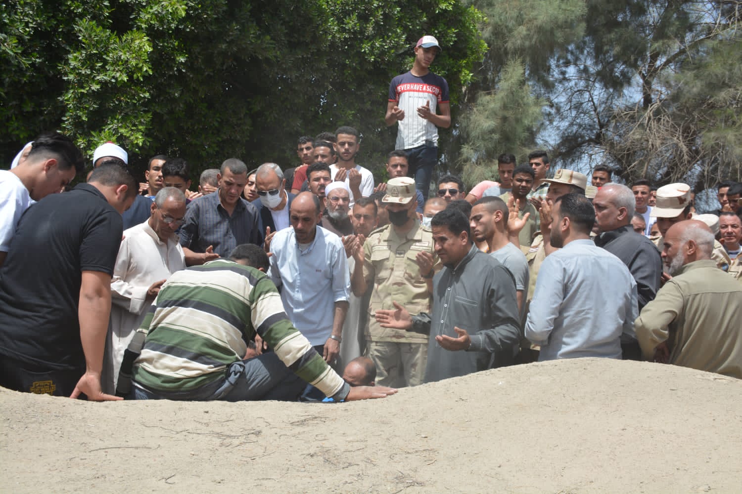 شيعت جنازة العسكرية للشهيد البطل المجند ابراهيم رفعت عواد حسن، اليوم الأحد، والذى استشهد أمس أثناء أداء الواجب الوطنى بسيناء، بعزبة عرب الرمل التابعة للوحدة المحلية بابو زعبل بالخانكة. كان استشهد بالأمس؛ ضابط و10 جنود وإصابة آخرين، في هجوم إرهابي على إحدى محطات رفع المياه بمنطقة شرق القناة. وكان أكد المتحدث العسكرى في بيان رسمى، أن مجموعة من العناصر التكفيرية قامت بالهجوم على نقطة رفع مياه غرب سيناء، وتم الاشتباك والتصدى لها من العناصر المكلفة بالعمل فى النقطة، مما أسفر عن استشهاد ضابط و 10 جنود، وإصابة 5 أفراد، وجار مطاردة العناصر الإرهابية ومحاصرتهم فى إحدى المناطق المنعزلة فى سيناء. وصرح بأنه يتم مطاردة العناصر الإرهابية ومحاصرتهم في إحدى المناطق المنعزلة في سيناء، مؤكداً ان القوات المسلحة استمرار جهودها فى القضاء على الإرهاب وإقتلاع جذوره.