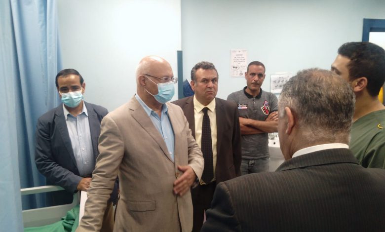 Photo of رئيس جامعة بنها يطمئن على طالب الزراعة بعد إصابته في حادث تصادم