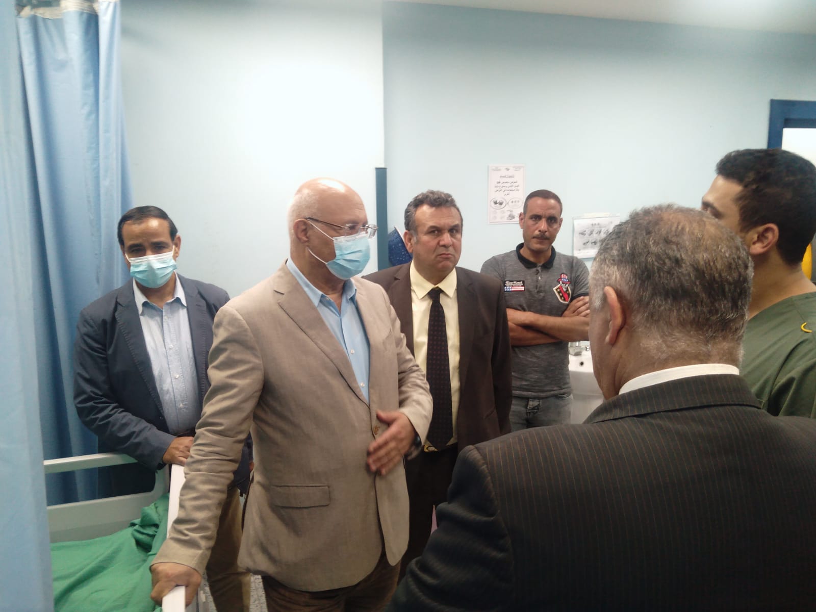 زار الدكتور جمال سوسة رئيس جامعة بنها، الطالب شادي سامي بالفرقة الأولي بكلية الزراعة بمشتهر والذي أصيب في حادث تصادم و يعالج بمستشفى بنها التعليمى. واطمأن الدكتور جمال سوسة، يرافقه الدكتور محمود الزعبلاوى القائم بعمل عميد كلية الزراعة ، والدكتور سامى غنيمى عميد كلية التجارة ، والدكتور خالد عيسوى منسق عام الأنشطة الطلابية بالجامعة على الحالة الصحية للطالب المصاب ، موجها بتوفير كافة أوجه الرعاية الصحية للطالب ومتابعة حالته الصحية أولا بأول. يذكر أن 4 طلاب من كلية الزراعة بمشتهر قد أصيبوا فى حادث سيارة ميكروباص على طريق طوخ – شبين القناطر وتم نقلهم للمستشفيات وغادر 3 منهم المستشفى الجامعى بعد تلقى العلاج اللازم وتحسن حالتهم الصحية.