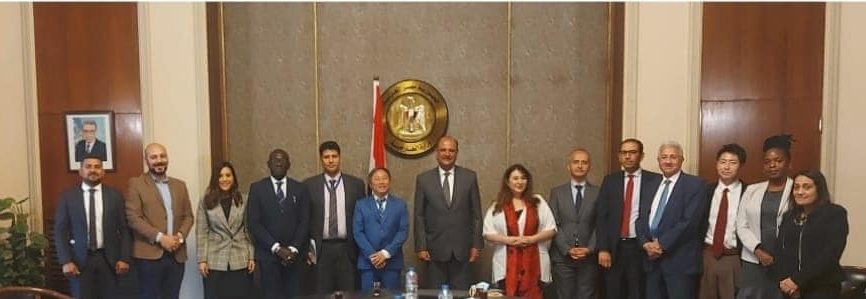 استقبل السفير د. حازم فهمي، مساعد وزير الخارجية للتعاون الدولي للتنمية، اليوم الإثنين، وفد الأمم المتحدة المعني بالإعداد للمنتدى الحضري العالمي المقرر عقده في مصر خلال عام 2024، حيث تم مناقشة اتفاقية المقر المتعلقة بعقد الحدث العالمي. هذا، وضم وفد الأمم المتحدة كل من الممثل الإقليمي لبرنامج الأمم المتحدة للمستوطنات البشرية، ورئيس مكتب مصر لبرنامج الأمم المتحدة للمستوطنات البشرية، والمستشار القانوني للرئيس التنفيذي لبرنامج الأمم المتحدة للمستوطنات البشرية، وكبير موظفي المنظمة بالإضافة إلى ممثلين عن وزارتي التنمية المحلية والإسكان.