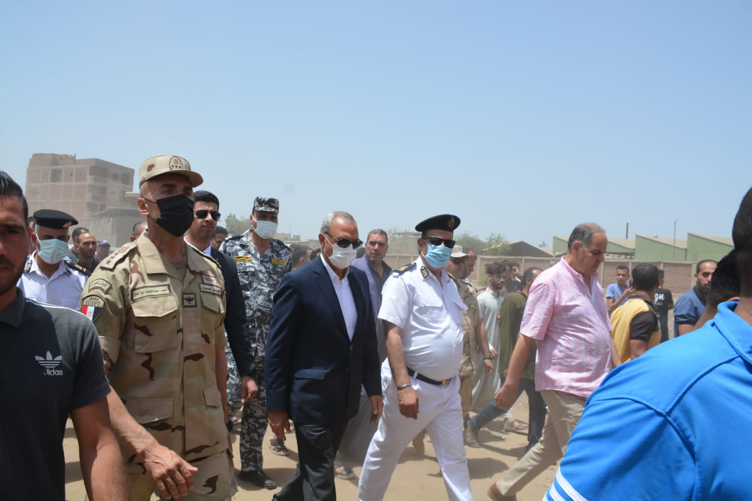 تقدم عبد الحميد الهجان محافظ القليوبية، اليوم الأحد، صفوف المشيعين للجنازة العسكرية للشهيد البطل المجند ابراهيم رفعت عواد حسن، و الذى استشهد أمس أثناء أداء الواجب الوطنى بسيناء، بعزبة عرب الرمل التابعة للوحدة المحلية بابو زعبل بالخانكة. وشارك فى الجنازة الدكتور سمير حماد نائب المحافظ، واللواء خالد علام نائب مدير امن القليوبية لقطاع الجنوب، واللواء أحمد صبيح مساعد مدير الأمن لفرقة الخانكه، والعميد عبد اللطيف أبو الخير المستشار العسكري، العقيد شريف الدخاخني مأمور مركز ومدينة الخانكه، ومجدى نجاح رئيس مركز ومدينة الخانكه وعدد من قيادات القوات المسلحة والشرطة والقيادات التنفيذيه والشعبية بالمحافظة. وقام محافظ القليوبية بتقديم واجب العزاء فى ابن القليوبية البطل، حيث اكد المحافظ بأن الشهيد الذى قدم روحه فداء للوطن سوف يتذكره جميع أبناء المحافظة ومصر بكل الخير، وحفر اسمه بحروف من نور في سجل الأبطال الذين ضحوا بأرواحهم من أجل حماية الوطن وأراضيه، وأن الشعب المصرى سيقف بكل قوة مع رجال القوات المسلحة والشرطة الذين مازالوا يقدمون أرواحهم ودماءهم الذكية فداء للوطن. من أجل اقتلاع جذور الإرهاب الأسود الذى لا دين له ولا وطن له وأن شهدائنا سيظلون مبعث فخر واعتزاز لنا. وعقب مراسم تشييع الجنازة، انتقل محافظ القليوبية مع أسرة الشهيد لمدافن الأسرة وذلك لوداع الشهيد البطل في مثواه الأخير، كما شارك الأسرة تلقى العزاء، داعيا الله أن يلهمهم الصبر والسلوان.