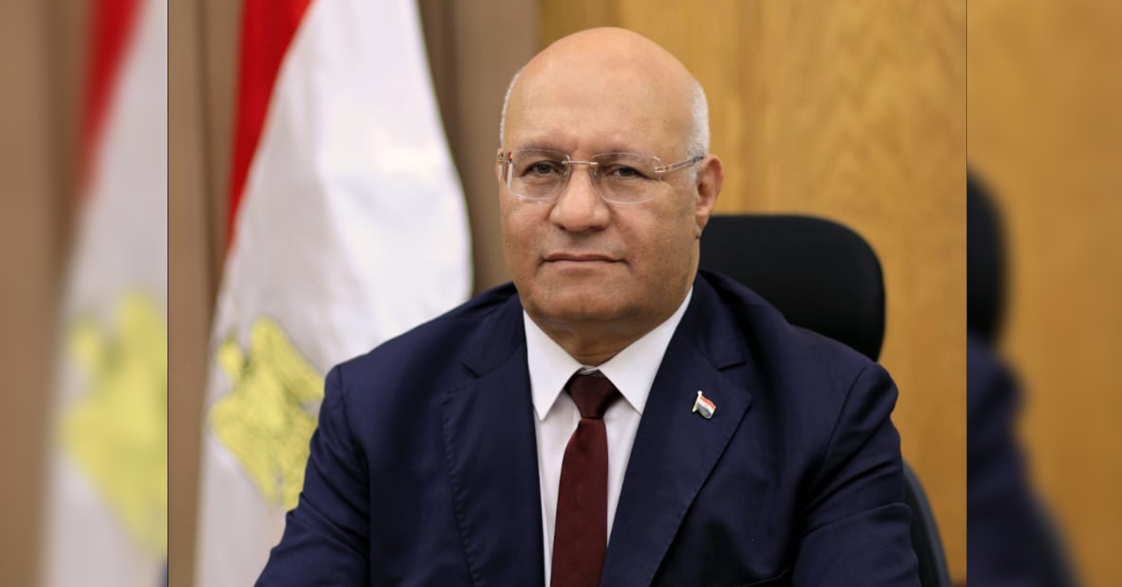 قدم الدكتور جمال سوسه رئيس جامعة بنها التهنئة للدكتورة سارة عبد ربه الأستاذ المساعد بقسم النحت والتشكيل المعمارى بكلية الفنون التطبيقية لحصولها على جائزة " إينسو أوردز " الهندية للأبحاث المبتكرة في مجالات الهندسة والعلوم والطب لهذا العام وذلك لابتكارها مشروع بحثي تم عرضه في إيطاليا عن الفنون والتكنولوجيا أثناء حصولها علي منحة تدريبية في ايطاليا لتصبح المؤرخة المصرية والفنانة التشكيلية الوحيدة التى تنال هذه الجائزة الدولية التي تمنحها المؤسسة للعلماء على مستوى العالم. وأعرب رئيس جامعة بنها عن سعادته بهذا الإنجاز الذي يضاف الى رصيد إنجازات جامعة بنها، مشيرا الى أن الجامعة تزخر بالعديد من شباب العلماء المتميزين في مختلف المجالات العلمية والبحثية. وأكد الدكتور جمال سوسه أن الجامعة حريصة على خلق بيئة أكاديمية فريدة قادرة على التأثير الإيجابي في طبيعة العملية التعليمية وربط المناهج التعليمية بمتطلبات سوق العمل بحيث تكون قادرة علي حل مشاكل المجتمع وذلك في ضوء رؤية مصر 2030. كما قدم الدكتور عبد المؤمن شمس الدين القرنفيلى عميد الكلية التهنئة للدكتورة سارة عبد ربه الأستاذ المساعد بقسم النحت والتشكيل المعمارى لفوزها بتلك الجائزة وباعتبارها نموذجا رائعا يحتذى به. ومن المقرر ان تتسلم الدكتورة سارة عبد ربه جائزتها العالمية فى الثامن عشر من يونيو المقبل فى مدينة كويمباتور بالهند ، وشاركت فى تصميم أول عمارة افتراضية فى العالم بتطبيق «الميتافيرس» أثناء منحتها الدراسية فى إيطاليا وأكدت أن الفنانين والمعماريين الرواد فى إيطاليا أجمعوا على أنهم أول مرة يسمعون عن مشروعها البحثي المبتكر. وتعد الدكتورة سارة الفنانة المصرية الوحيدة التى صممت لأول عمارة افتراضية فى العالم بتطبيق «الميتافيرس» الذي ابتكرته شركة مايكروسوفت الأمريكية ، كما فازت بجائزة كبرى فريدة أهدتها لها السفارة الإيطالية بمصر بالتعاون مع مؤسسة التنمية المستدامة بروما فى منحة دراسية وتدريبية وقامت بعمل بحث بأقدم جامعة إيطالية فى تاريخ الفن المعاصر والتكنولوجيا بصفتها مؤرخة الفن الوحيدة من مصر. كما تعد أول فنانة تؤرخ لعالم الميتافيرس الافتراضى مع أعمال الفنانين والمعماريين عندما كانت تلقى محاضرات فى إيطاليا ، وتضمن مشروعها البحثى أكثر من عشرة دول على مستوى العالم يشارك فيه أشهر الفنانين العالميين فى مجال الفنون والتكنولوجيا.