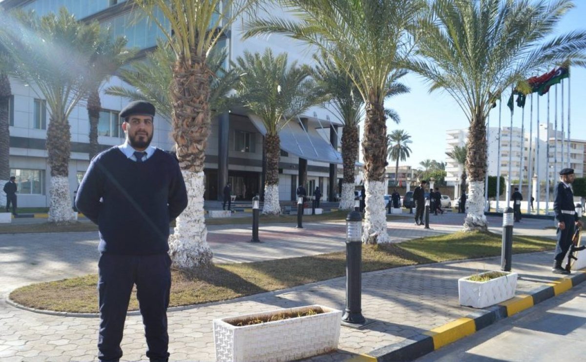 أكدت صحيفة المرصد الليبية، سماع دوي إطلاق نار في محيط رئاسة الوزراء الليبية بطريق السكة، تلاه انتشار أمني كثيف بالمنطقة، وذلك في خبر عاجل لها عبر صفحتها علي موقع التواصل الاجتماعي تويتر منذ قليل، دون الإشارة إلى تفاصيل أخرى. وشهدت العاصمة الليبية طرابلس توتراً أمنياً جديداً، فيما عادت الاشتباكات بين الميليشيات المسلحة في مدينة الزاوية. وشوهدت مساء أول من أمس عناصر من «جهاز دعم الاستقرار» وهي تطوق وتغلق الشوارع المجاورة لمقر القوة الثامنة «النواصي» في العاصمة طرابلس، تمهيداً لإخراجها منه، بعد إقدام الكتيبة على تسهيل محاولة دخول حكومة فتحي باشاغا طرابلس مؤخراً. كما سقط 3 قتلى و4 جرحى في اشتباكات عنيفة اندلعت بالأسلحة الثقيلة في وقت متأخر من مساء أول من أمس، بسبب خلاف على استغلال مقر حكومي بين الميليشيات المسلحة في مدينة الزاوية غرب طرابلس. لكن عبد الحميد الدبيبة، رئيس حكومة الوحدة المؤقتة، تجاهل هذه التطورات. في غضون ذلك، أخضعت النيابة العامة في ليبيا مدير وكالة مستشفى طرابلس المركزي، التابعة للمصرف التجاري الوطني، وأحد العاملين بقسم الحسابات للتحقيق لاتهامهما بالاستيلاء على المال العام، والتورط في تبييضه عبر شراء النقد الأجنبي والعقارات.