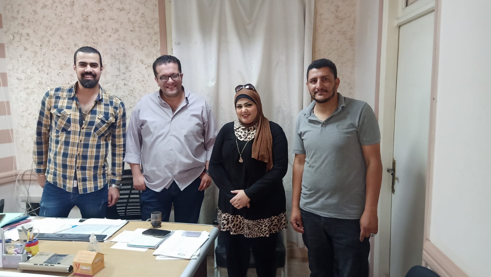 كتبت: الهام السيد مر نحو 8 أشهر على تولي دكتور محمد حجاج، إدارة عيادات التأمين الصحى في بنها، شهدت خلالها العيادات تطويرات أغلبها قد تكون ذاتية لرفع كفاءة المتاح من تجهيزات العيادات كترميم واصلاح المقاعد وتطبيق نظام جديد للتعامل مع منتفعي خدمة التأمين الصحي، لتقديم خدمة طبية مرضية. إلا أنها مازالت "الشائعات التى تستهدف القطاعات الخدمية تورق القائمين عليها وهى التى دائماً يركز عليها مطلق الشائعة، لتحقيق أغراض يُضمرها في نفسه. روج بعض المستفيدين من افتعال الأزمات خلال هذه الايام إشاعات مغرضة للنيل من سمعة القائمين على إدارة عيادات التأمين الصحي ببنها وبالأخص دكتور محمد حجاج ونوابه، وذلك لزعزعة المنظومة بالكامل داخل العيادات. ونشر بعد مستخدمي موقع التواصل الاجتماعي فيسبوك شكاوى تفيد بـ ضِئالة الخدمات الطبية المقدمة للمنتفعين من حيث عدم تواجد بعض الدكاترة حيثما ذكروا، واخرون يعلقون ان شبابيك الصيدلية مغلقة والتعامل من شباك واحد فقط، واخرون يتحدثون عن عدم ترقيم ادوار دخول المرضى للكشف. «نبض العالم» خاضت تجربة التعامل مع المنظومة، وتوجهنا إلى عيادات التأمين الصحي للكشف عن حقيقة ما تم تتداوله علي الفيسبوك، ورصدنا جميع غرف الكشف بما في ذلك نظافة دور المياة للتأكد من صحة ما نشر علي صفحات الفيس بوك أو نفيه. والتقينا بالمنتفعين المنتظرين لأدوارهم أمام كل عيادة، وسألنا هل أتى الدكتور في موعده أو تأخر، الا ان الغالبية أفادوا بأن الدكاتره أتت في مواعدها. حينما وجهنا سؤال لإحدى المنتفعات، في عيادة اخرى؛ "واضح ان الدكتور جاي متأخر ولهذا السبب في تزاحم"؟ الا انها أجابت: "لا الدكتور موعده 11 وجاي في معاده احنا اللي بنحب نيجي من بدري عشان نحجز دور بدري". ورصدت «نبض العالم» ان سير عملية دخول المنتفعين لعيادات الكشف تسير وفق الترقيم وان العملية ليست عشوائية أو بالمحسوبية كما ادعى البعض، حيث لاحظنا وجود دكتور محسن مشهور نائب مدير العيادات وسط المرضى يساهم في عملية تنظيم دخول المرضى للكشف، وذلك للحد من التكدس أمام العيادات التي بها عدد اكبر من المنتفعين. كما توجهنا الي الصيدلية فوجدنا انها تسير بشكل طبيعي وان هناك شباك للرجال واخر للسيدات ويعملان بطاقتهم وتسير عملية صرف العلاج بشكل طبيعي. والتقت «نبض العالم» الدكتور محمد حجاج مدير العيادات لعرض الشكاوى التي تم ترويجها علي الفيسبوك للوقوف على حقيقتها وتقديم الصورة الحقيقية لمن يهمه الأمر. أوضح الدكتور محمد حجاج أن غالبية دكاترة العيادات يعملون تحت صغطً كبيراً بسبب عدم تقدير بعض المنتفعين من خدمة التأمين الصحي لهم، موضحاً ان الدكاترة يعملون بنظام التعاقد وبمرتبات زهيده جداً، والتعاقدات تكون بعدد ساعة يوميا أو ساعتين أو ثلاثة حسب التعاقد معه، وله قانوني حسب تعاقده الكشف علي عدد مرضي من 16 الي 20 حالة يومياً، ورغم ذلك يقوم كل دكتور بالكشف على اكثر من 60الي 70حالة يومياً في العيادة دون ان يشكوا او يتخاذل عن اداء واجبه لانه يقدم خدمة هو مؤمن بها، ولكن ما يصعب علينا الأمور هو المواطن الذي لا يقدر هذا ففي المقابل نجد اهانة وسب وانفعالات علي الدكاترة تصل للتطاول أحياناً وهذا ينال من كرامة الدكتور. وقال الدكتور محمد حجاج عن حالات الزحام بالطروقات، أنه هو بنفسه ونوابه الخمس ودكتور محسن مشهور يساهمون بشكل كبير في عملية تنظيم ومتابعة سير عمل العيادات للتسهيل علي المنتفعين. وفي هذا الصدد أكد الدكتور محمد حجاج انه تم التعاقد مع عدد أكبر من الدكاترة في كثير من التخصصات منذ توليه المسؤولية لإتمام هذا العمل لإعطاء الخدمة الطبية كاملة. يوجد تكدس أمام بعض العيادات والغالبية واقفون ولم يوجد مقاعد للانتظار كافية أفاد أن المتمردون علي العيادات يوميا يصل الى مايقرب من 2500 حالة، تجد كل حالة مرافق لها علي الأقل فردين في حين ان عدد المقاعد المتاح للإستراحة 300مقعد، فهذه تعود لثقافة المواطن هو مش قادر يتكيف مع ظروف المناخ المحيط به واذا تحدثنا نلقى اتهامات لا حصر لها ومشادات وتعنيف. لماذا لا يوجد افراد أمن للحد من التكدس علي العيادات وتنظيم المنتفعين لتسهيل المهم علي الطرفين ؟ قال دكتور محمد يوجد عدد 5 افراد امن للمبنى كله المكون من 5 أدوار لذلك بيقوم الدكتور محسن مشهور نائب مدير العيادات بنفسه مع بعض أفراد التمريض بتنظيم ومنع التكدس لتيسير الخدمة للجميع. وتابع «حجاج» نتعرض كثيراً للتعدي علي الأطقم الطبية وطاقم التمريض بالسب و تصل في بعض الأحيان بالتعدي علي الممرضات بالضرب، متابعاً انه رغم ذلك نسعى دائما على تذليل العقبات التي تواجه المنتفعين ونوجه ايضا دائما بمراعات الحالات الحرجة مثل كبار السن وزي الاحتياجات الخاصى إن يكون لهم الاولوية في الحصول الخدمة الطبية. أوضح ان أغلب الشكاوى والتي تثار تكون بخصوص طالبات لمواطنين بدون حق او تسهيل اجراء مخالف علي سبيل المثال مواطن حضر بأوراق مريض أخر أو بكشف خارجي يريد كتابة علاج بدون كشف أو عرض المريض نفسه دكتور التأمين المختص للوقوف علي تشخيص سليم، ومشاكل اخري كثيرة مثل استرجاع علاج أو تحديد موعد للجنة كشف طبي. وأختتم دكتور محمد حجاج حديثه بأنه تابع الإشاعات المروجة والمفتعلة عبر الفيسبوك ، مؤكداً ان هذا لا يشغله في شيئ فكل واحد نفسه عليه بصيرة وقال " نحن نراعي الله في عملنا ونخلصه لوجه الله وانا اتحدى واحد يقول انه لم يحصل علي الخدمة الطبية هنا في العيادات بشكل قانوني فهذا الفيصل بيني وبينه، أما الانسانيات فهذه بيننا وبين الله نقدمها لأهلها، وأما عن الذين يروجون لإشاعات ليس لها اي دليل واقعي أو ملموس فلا تعليق عليهم.