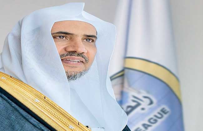 بقيادة الشيخ العيسى..بلورة رؤية حضارية لترسيخ قيم الوسطية شهدت المملكة العربية السعودية أول ملتقى بين الثقافات والحضارات يقام لأول مرة في مدينة الرياض لبلورة رؤية حضارية ترسخ قيم الوسطية في المجتمعات البشرية. ودعت رابطة العالم الإسلامي التي يقودها الأمين العام معالي الشيخ الدكتور محمد بن عبدالكريم العيسى مختلف القيادات الفكرية من دول العالم للمشاركة في الملتقى، حيث يشكل المسلمون الغالبية والأكثر حضورا من كبار العلماء من عموم العالم الإسلامي، والقيادات الفكرية المؤثرة، والمعروفين باعتدالهم، ومواقفهم العادلة مع العالم الإسلامي، وقضايا المسلمين حول العالم. وأكدت رابطة العالم الإسلامي على ضرورة الحذر مستقبلاً من الصدام الحضاري، لما فيه مصلحة الجميع، حيث إن النبي محمد صلى الله وسلم التقى في جميع الأديان، وعقد وثيقة المدينة المنورة، داعياً إلى الخير وإلى كلمة سواء، وفي العصر الحديث كانت السعودية أول دولة تطرح العديد من المبادرات التي تدعو إلى التعايش ونبذ الكراهية ، وقد قوبلت تلك المبادرات بتقدير واسع من العالم أجمع. وانطلاقاً من مكانة المملكة العربية السعودية الإسلامية والعالمية فهي تعد مركز الريادة والمرجعية الروحية والعلمية الإسلامية، ولا بديل لقوة تأثيرها الإيجابي ودورها في التقريب بين مختلف الثقافات، ولذلك جاءت أهمية تنظيم هذا الملتقى في السعودية. وأشاد ضيوف الملتقى بما شاهدوا من المسلمين الذين التقوهم في الجلسات، وتعرفوا على صورة الإسلام الحق المعتدل، حيث أكدوا أنه كان لديهم الكثير من التصورات الخاطئة عن الإسلام. واكتسب ملتقى القيم المشتركة بين مختلف الثقافات والحضارات أهميته من كون 80% من الحضور هم من العلماء والمفكرين المسلمين المؤثرين، حيث التقوا مع القيادات الدينية، وتعرفوا على سماحة الإسلام وصورته المعتدلة. واطلع المشاركون في الملتقى على التنوع الديني الواسع في المملكة منذ وقت مبكر من تاريخها، وما حضور ضيوف هذا الملتقى اليوم من مختلف أتباع الأديان إلا تأكيد على المشتركات الإنسانية، وأهمية الاحترام والخصوصية الدينية وحق وجودها في الحياة بكرامة. وركز الملتقى على الواجب الإسلامي، إذ يجب ألا يكون في منأى عن العالم باعتبار عالمية رسالته، وأن يكون متفاعلاً تفاعلاً إيجابياً مؤثراً في كل شؤونه، ورابطة العالم الإسلامي هي الرائدة في تمثيل هذه الرسالة الحضارية الإسلامية، وتحمل مسؤوليتها. وفي ختام الملتقى صدر إعلان "القيم الإنسانية المشتركة"، حيث أكد المشاركون على مركزية الدين في كل حضارة نظراً لتأثيره في "صياغة أفكار المجتمعات البشرية"، و"إلهامه الروحي للمؤمنين به"، مشدّدين على ضرورة عدم الخلط بين الدين والممارسات الخاطئة لبعض أتباعه، وعدم توظيف الدين لأي هدف يَخْرُج عن معناه الروحي الإصلاحي. كما أكد الملتقى على حاجة العالم المتزايدة إلى تفعيل الآليات الدولية لحل النزاعات من خلال إرادة جادة وعزيمة قوية وتدابير حكيمة ، معتبرين لقاءهم الأخويّ فُرصة سانحة للتعبير عن رؤاهم المشتركة، والإسهام بفاعلية في تصحيح المسار الإنساني المعاصر، حيث اتفقوا على وجوب تفهُّم الخصوصيات الدينية لكل دين أو مذهب، والتعامل معها بصفتها تُمَثِّلُ التنوعَ البشري المشمولَ بحِكمة الخالق في الاختلاف. واستنكروا أطروحات الصدام الحضاري، ومحاولات فرض الهيمنة الدينية والثقافية والسياسية والاقتصادية "بلا استحقاق ولا أخلاقيات"، كما نددوا بـالكراهية والعنصرية بوصفهما أكبر محرض على العنف والإرهاب والانقسام. وأوصى الملتقى ببناء تحالف دولي عبر إرادة صادقة وعادلة وفاعلة، لخدمة الإنسانية بكامل حقوقها، مع أهمية استذكار القيم المشتركة التي تربط الجميع بعضهم ببعض كمنطلق رئيس لهذا البناء الإنساني المهم، وتأكيد أهمية مراعاة الخصوصيات الدينية والثقافية، وعدم ممارسة أي استعلاء أو إملاءات عليها. ودعا المشاركون إلى قيام المؤسسات الوطنية والأممية المسؤولة بالعمل الجاد على كل ما من شأنه ضمان الحريات في إطار احترام القوانين الدولية والوطنية ذات الصلة، والمحافظة على التماسك الأسري الذي يمثل نواة المجتمع، والعناية بجودة التعليم، حيث طالبوا مختلف منصات التأثير؛ وبخاصة الإعلامية، باستشعار الأمانة الأخلاقية الملقاة على عاتقها بوصفها العنصر الأكبر تأثيراً في توجيه الرأي العام، ومناشدة الدُّوَل الوطنية والمجتمع الدولي لبذل جميع السبل لتوفير الحماية الكافية لدُور العبادة، وكفالة حرية الوصول إليها، والمحافظة على دَورها الروحي، والنأي بها عن الصراعات الفكرية والسياسية والمساجلات الطائفية. كما دعوا المؤسسات الدينية حول العالم إلى تشجيع الخطاب المعتدل، ونبذ الخطاب المتطرف الذي يثير الكراهية، مع إدانة جميع الممارسات المتطرفة والعنيفة والإرهابية في حق أتباع الأديان، والدعوة لتجريم النيل من رموزها ومقدساتها، ودعم المبادرات الجادة المناهضة لها. وأعلن الملتقى عن إطلاق مُنتدىً عالمي تحت بعنوان "منتدى الدبلوماسية الدينية لبناء الجسور"، من منطلق مركزية تأثير الأديان في المجتمعات الإنسانية، وإصدار موسوعة عالمية باسم "موسوعة القيم الإنسانية المشتركة"، حيث دعوا الجمعية العامَة للأمم المتحدة إلى إقرار يومٍ عالمي للمشتركات الإنسانية، كونها نقطةَ التقاء القيم الجامعة المحققة لثمرة الإخاء الإنساني.