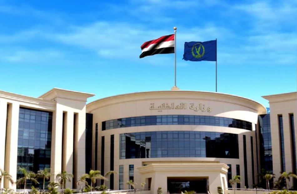 تمكنت اجهزة وزارة الداخلية من ضبط أحد الأشخاص بالشرقية لقيامه بنشر مقاطع فيديو عبر حساباته الشخصية يستعرض خلالها قيادته لسيارة مخالفة وإستخدام أبواق وإشارات ضوئية محظور إستخدامها ووضع رتب عسكرية وغطاء رأس عسكري بداخلها واضاف بيان لوزارة الداخلية ان الشخص نشر عبر حسابه في انستجرام وبمواجهته ادعي انه نجل احد الضباط بهدف زيادة متابعيه