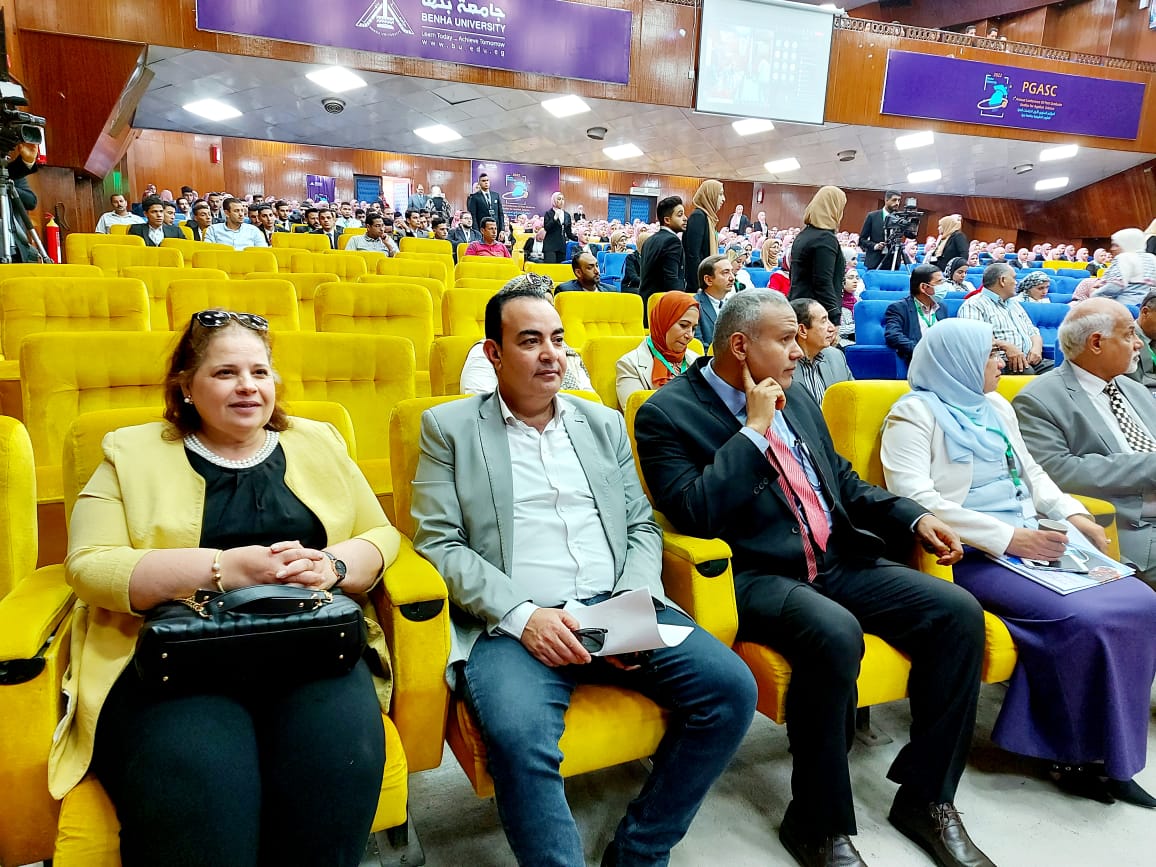 أكد الدكتور جمال سوسة رئيس جامعة بنها ان مؤسسات التعليم العالي قد شهدت العديد من جوانب التطوير فقد مرت بأكثر من جيل، فالجيل الأول نشأ بهدف التدريس فقط، ثم جاء الجيل الثاني للجامعات مع بداية الوظيفة الثانية للجامعة، وهي البحث العلم، ومع زيادة الدعوة بضرورة زيادة الروابط بين الجامعة والمجتمع وخاصة مع مؤسسات العمل والتوجه نحو التعلم المستمر ظهر الجيل الثالث للجامعات، وهي جامعات لا تقتصر على وظيفتي التدريس والبحث العلمي فقط ، ولكن تسعى إلى خدمة المجتمع من خلال إعداد مهنين متخصصين ورواد أعمال. جاء ذلك خلال افتتاح رئيس الجامعة فعاليات الملتقى العلمي الثالث لقسم تكنولوجيا التعليم والذى نظمته كلية التربية النوعية بعنوان " التطور التكنولوجي كمتطلب لجامعات الجيل الرابع" بحضور الدكتور ناصر الجيزاوى نائب رئيس الجامعة لشئون الدراسات العليا والبحوث، والدكتور محمد إبراهيم عميد كلية التربية النوعية ببنها ورئيس المؤتمر، والدكتورة ايمان عبد الحق عميد كلية التربية، والدكتور هاني شفيق رئيس قسم تكنولوجيا التعليم ومقرر الملتقى ، والأستاذة شيرين شوقى أمين عام الجامعة، ووكلاء الكلية، وأعضاء هيئة التدريس والطلاب. واشار رئيس الجامعة الى أنه مع تزايد التطورات التكنولوجية متعددة الأغراض والتي ساعدت علي انتشار النظام الشبكي، وظهور الذكاء الاصطناعي وأنواع الذكاء المختلط ما بين الذكاء البشري والذكاء الالي، الأمر الذي أدي إلى ظهور الجيل الرابع للجامعات ، والذي له رؤية إستراتيجية أكثر وضوحا من الأجيال السابقة وأكثر قدرة على خدمة البيئة المحيطة إذ أنها تركز على اكتساب العديد من المهارات الحديثة بالاضافة إلى أنها تستثمر التطور التكنولوجي الهائل في جميع وظائفها ، فهي جامعات ذكية تتضمن أحدث النظم العالمية من حيث البرامج الدراسية، وطرق التدريس، وتوفير المعامل وملاحقة التطورات العلمية الجديدة في مجالات النانوتكنولوجي، والبيوتكنولوجي، والطاقة الجديدة والمتجددة، والطاقة الذرية، والبيومتركس، والذكاء االصطناعي، وانترنت الأشياء، وغيرها. وأوضح رئيس الجامعة أن جامعات الجيل الرابع لديها القدرة على تأهيل خريجين قادرين على استثمار ومواجهة تحديات الثورة الصناعية الرابعة واكتساب الفرصة التي تمنحها من خلال إكسابهم المهارات الضرورية لمواجهة متغيرات الزمن ولذلك فقد أولت الحكومة المصرية عامة ووزارة التعليم العالي والبحث العلمي خاصة اهتماما بالغا بكل هذه المتغيرات ، وتحظى تلك الخطوات بدعم عظيم من فخامة الرئيس عبد الفتاح السيسي . وقال الدكتور جمال سوسة أن الطالب فى الجامعة شريك فى بناء الحاضر وتغيير المستقبل نحو الأفضل وهو أهم جزء فى منظومة التطوير ، مشيرا الى ان خطة الجامعة تقوم على خلق بيئة أكاديمية فريدة قادرة على التأثير الإيجابي بشكل أو بآخر في طبيعة العملية التعليمية وجعل المرحلة الجامعية خطوة على الطريق نحو الدخول بقوة لسوق العمل والحياة العملية. وأضاف ان جامعة بنها تسعى دائما ، إلى مواكبة متطلبات سوق العمل من حيث البرامج الجديدة بالكليات لتصل الى مستويات عالمية تتواكب مع وظائف المستقبل والوظائف الخضراء ، مع مراعاة متطلبات الثورة الصناعية الرابعة والخامسة ودعم احتياجات الدولة بما يتيح القدرة على مواجهة تحديات المستقبل ، كما تخطو الجامعة بخطوات واضحة وثابتة في الطريق إلى جامعات الجيل الرابع، من خلال تطوير منظومة التحول الرقمي، والمضي قدما في مضمار الجامعات الذكية، حيث كان لجامعة بنها الشرف العظيم في إطلاق أول هاكاثون مصري على مستوى الدولة في موضوع المدن الذكية، خلال الفترة من 24 إلى 26 مارس 2022، وتعهدنا أيضا بإطلاق الهاكاثون الثاني بعنوان الحكومة الذكية في فبراير 2023 القادم. وتابع رئيس الجامعة قائلا : نجحنا في رقمنة العملية التعليمية ، كما نجحنا أيضا في تطوير البنية التحتية التكنولوجية بكلياتها وإداراتها ومدنها الجامعية، وطورنا الخدمات والمواقع الإلكترونية، كما قدمنا العديد من التعاملات الخدمية والتعليمية والتدريبية الكترونيا في العديد من الجوانب ، و نسعى دائما لنكون في المقدمة بفضل جهود المخلصين من أعضاء هيئة التدريس والطلاب والجهاز الإداري بالجامعة. من جانبه أكد الدكتور ناصر الجيزاوي نائب رئيس الجامعة لشئون الدراسات العليا والبحوث أن الجامعة حريصة على الاستثمار في المعرفة وتحسين مخرجات البحث العلمي وربطه بالصناعة واحتياجات المجتمع وذلك فى اطار الخطة الاستراتيجية للتكنولوجيا والعلوم والابتكار و رؤية مصر للتنمية المستدامة 2030. وأشار نائب الجامعة الجامعة الى ان جامعة بنها من أوائل الجامعات التي تضمنت خطتها الاستراتيجية غاية استراتيجية للوصول بالجامعة لجامعة رقمية وذلك باستثمار مردود مشاريع تكنولوجيا المعلومات والاتصالات والتي كانت تمول من وحدة إدارة مشروعات التطوير بوزارة التعليم العالي. واضاف الجيزاوى أن الجامعة قامت بإنشاء أول حاضنة للتكنولوجيا الحيوية بهدف الاستفادة من مخرجات البحث العلمي والأفكار الابتكارية وربطها بالصناعة ، وكذلك حاضنة مدتيك، لتصنيع أجهزة طبية ومعملية مضيفا أن أهمية الحاضنة تأتي في نقل الجامعة إلى جيل جديد من الجامعات يستثمر في المعرفة وتحويلها إلى ثروة عن طريق توظيف المخرجات البحثية للأفكار المبتكرة والجديدة وتحويلها إلى نماذج أولية تؤسس عليها شركات ناشئة. وقال الدكتور محمد إبراهيم عبدالحميد، عميد كلية التربية النوعية ببنها أن الملتقى يسعى لتحقيق مجموعة من الأهداف منها، إلقاء الضوء على دور تكنولوجيا التعليم في التحول لجامعات الجيل الرابع، بالإضافة إلى إعداد معلم وأخصائي تكنولوجيا التعليم والحاسب الآلي في ظل الثورات الصناعية المتعاقبة، وكذا الكشف عن دور تكنولوجيا التعليم لمواجهة التحديات المستقبلية في ظل الثورات الصناعية والتحول لجامعات الجيل الرابع، لافتا إلى أن الملتقى يستهدف أيضا تحقيق رؤية الدولة في سعيها للتحول للجامعات الذكية والشراكات مع الجامعات العالمية، وتوافر دوائر علمية بين التخصصات المختلفة وتخصص تكنولوجيا التعليم بالجامعات المصرية والعربية، في ضوء التحول لجامعات الجيل الرابع، و التمكين الرقمي والقدرة على التعامل مع البيانات الضخمة وإنترنت الأشياء وتطوير أنظمة التعلم الإلكتروني. واشار الدكتور هاني شفيق رمزي، رئيس قسم تكنولوجيا التعليم ومقرر الملتقي، الى أن المحاور التي ستتم مناقشتها خلال فعاليات الملتقى تتمثل في التمكين الرقمي للمعلم والمتعلم كمتطلب لجامعات الجيل الرابع ، بالإضافة إلى مستقبل واقع أودية العلوم وريادة الأعمال والحاضنات التكنولوجية بالجامعات المصرية، وأيضا واقع ومستقبل ودور أقسام تكنولوجيا التعليم في ظل التحول لجامعات الجيل الرابع، كما تتضمن المحاور الدوائر العلمية بين تخصص تكنولوجيا التعليم والتخصصات الأخرى كمتطلب لجامعات الجيل الرابع، وأيضا الاتجاهات البحثية وفق متطلبات سوق العمل والثورة الصناعي الرابعة والخامسة من منظور جامعات الجيل الرابع، وبيئات التعلم الذكية والبيانات الضخمة وإنترنت الأشياء وتطوير أنظمة التعلم الإلكتروني للتحول لجامعات الجيل الرابع.