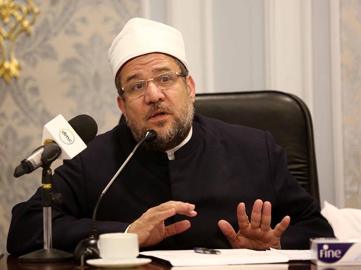 ثمن وزير الأوقاف الدكتور محمد مختار جمعة، حرص الرئيس عبدالفتاح السيسي وتوجيهه بسرعة عودة المساجد لطبيعتها، وفتحها أمام المصلين وعمارتها بدروس العلم، مشيدا باهتمامه بعمارة المساجد مبنى ومعنى خاصة المساجد الكبرى ومساجد آل البيت وهو ما نراه بأعيننا، كما أشاد بجهود الدكتور مصطفى مدبولي رئيس مجلس الوزراء، ومتابعته ملف المساجد خطوة بخطوة. وأكد وزير الأوقاف ،في مؤتمر صحفي عقده للإعلان عن عودة فتح المساجد، أن مصر بلد الإيمان وبلد الإسلام إلى يوم الدين وبلد القرآن الكريم وبلد المساجد والمآذن والمنابر، مؤكدا أن هذا القرار تم تنفيذه اعتبارا من اليوم من مسجد السيدة نفيسة، وسيتم تنفيذ هذا الإجراء في كل المساجد الكبرى على مستوى الجمهورية بدءا من يوم الأحد المقبل، مع عودة الدروس ومقارئ القرآن الكريم وتكثيف ما كان قائما قبل الغلق. وأشار وزير الأوقاف إلى أن البعض قد يتساءل عن سر توقيت بعض القرارات، وعن سر توقيت قرار عودة المساجد إلى طبيعتها قبل الغلق، لماذا الآن ونقول: " هو تقدير متخذ أو متخذي القرار للمصلحة ، فعندما وجه الرئيس السيسي بتكثيف العمل بمسجد الإمام الحسين ليكون افتتاحه في أول يوم من أيام الشهر الفضيل، وكان ذلك يتطلب غلق المسجد هذه الفترة حتى تتمكن فرق العمل المكثف من إنجاز المهام في الوقت المحدد ، قيل : وهل هذا هو التوقيت المناسب لمثل هذا القرار وكيف يغلق مسجد الإمام الحسين في هذا الشهر الفضيل دون أن يدرك من تحدث أن ذلك إنما كان لإعداد المسجد على أفضل صورة قبل بداية الشهر الفضيل وهو ما تم بفضل الله تعالى وأقيمت الصلاة فيه طوال الشهر الفضيل، وقد اعتدنا أن نعلن الإنجازات حين افتتاحها وليس عند تدشينها تحقيقا لأعلى درجات المصداقية والتحول من الوعود إلى الإنجازات. وأوضح أنه " فيما يتصل بفتح المساجد فتحا كليا في هذا التوقيت فإن اللجنة المختصة بإدارة أزمة الأوبئة والجوائح الصحية كانت ترى التريث حتى نهاية الشهر الفضيل ومرور أيام العيد بخير، نظرا لما يصاحب هذه المواسم والأعياد الدينية عادة من مزيد اختلاط، وقالت اللجنة في حينه سننظر الأمر وتطوراته خلال شهر رمضان وأيام العيد، فإن مر الأمر بخير سنتجه نحو فتح الحياة العامة بما فيها كل الأمور المتصلة بدور العبادة، وهو ما تم بفضل الله (عز وجل) فصبرنا قليلا من الوقت لنعبر بفضل الله بالأمر إلى بر الأمان وهو ما تم بفضل الله وعونه ". وقال وزير الأوقاف إنه سيعقد اجتماعا بوكلاء الوزارة لوضع النقاط التفصيلية التي سيتم تعميمها، مشيرا إلى أن هذه القرارات التي تم اتخاذها قبيل شهر رمضان وخلاله وصولا إلى قرار الفتح، ليست قرارات عشوائية بل قرارات مدروسة بعناية، وهذا الأمر واضح لكل متتبع منصف، ومن هذه القرارات: استمرار الدروس بعد رمضان من دروس العصر والعشاء، كما أعلنا سابقا عن فتح المراكز الثقافية (35) مركزا ثقافيا، و(69) مركزا لإعداد محفظي ومحفظات القرآن الكريم، كما تم تخفيض مصاريف الالتحاق من 800 جنيه إلى 400 جنيه تسهيلا على الراغبين في الالتحاق، هذا بالإضافة إلى إمكانية دفع هذا المبلغ على قسطين، وكذلك تم تخفيض مصاريف مراكز إعداد محفظي ومحفظات القرآن الكريم من 500 جنيه إلى 400 جنيه، مؤكدا أن الوزارة تسير باتجاه فتح الحياة العامة والحياة الدينية أمام الناس. ولفت وزير الأوقاف النظر إلى عودة مقارئ القرآن الكريم إلى العمل عبر تنظيم آلية عودتها، وأنه في الأصل كانت المقارئ للأئمة وأعضاء المقارئ الذين يحفظون القرآن الكريم، وقد كانت يوما واحدا في الأسبوع مع مقارئ مفتوحة للجمهور لمن أراد الانضمام وستكون أيضا بتسجيل مسبق مع الإمام، بشرط توافر إمام معتمد ، كما ستكون هناك مقارئ للسيدات بإشراف الواعظات والمحفظات المعتمدات ، لنعود بالمسجد إلى رسالته أفضل مما كان. وفيما يتعلق بهيئة الأوقاف المصرية، أكد وزير الأوقاف أن هناك خططا لتطوير استثمارات هيئة الأوقاف المصرية، مشيرا إلى أن هيئة الأوقاف حققت مليار و600 مليون جنيه في عشرة أشهر كأعلى عائد في تاريخها، ونأمل في نقلة نوعية غير مسبوقة، كما أكد وزير الأوقاف أن مال الوقف بمثابة مال اليتيم، أكله بدون حق من الموبقات، وحقه لا يسقط بالتقادم شرعا وقانونا، والقائم عليه بمثابة كافل اليتيم إن أحسن، وعاقبة أمره تكون خسرا إن أساء أو قصر أو فرط ، أما المعتدون عليه فهم في حرب مع الله (عز وجل) لأنه الولي الحقيقي لمن أوقفت العين أو المال لأجلهم.