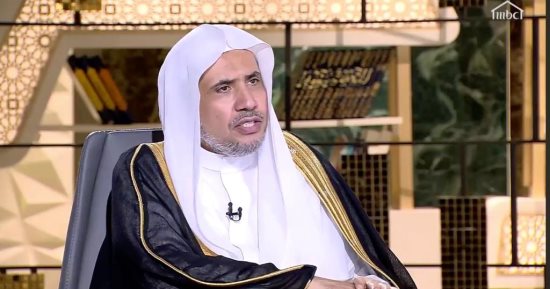 كتب: محمد عبد الحميد تشهد رابطة العالم الإسلامي في السنوات الأخيرة تطوراً ملحوظاً في العمل على مواجهة الكراهية والتطرف على مستوى العالم عبر استخدامها القوة الناعمة في المؤتمرات والمنصات المختلفة. وأحدث معالي الشيخ الدكتور محمد بن عبدالكريم العيسى منذ تسلمه مهام الأمين العام للرابطة نقلة نوعية في عملها، تمثل في تحويل اللقاءات والندوات إلى خطة عمل وخارطة طريق، ومستفيداً من التقنيات المعاصرة التي ربطت العالم، وحوّلته الى قرية صغيرة، كما حدث في مؤتمر " ميثاق مكة المكرمة" في عام 2019م، حينما نجح الدكتور العيسى في حشد نحو 139 من القيادات الدينية في العالم الإسلامي لتفعيل مبادئ ذلك الميثاق الذي يشتمل على ثلاثين محوراً من المبادئ الرئيسية للإسلام. وتمكنت رابطة العالم الإسلامي في شهر مارس من العام الماضي من إطلاق حملة كبيرة تحت وسم #انبذ_الكراهية #RejectHate"، تفاعل معها الكثير من مؤيدي الحملة من مختلف دول العالم الذين شاركوا في توقيع عريضة عبر شبكة الانترنت، لبذل المزيد من الجهود لمكافحة التعصب والمشاعر المعادية للإسلام في مواقع التواصل الاجتماعي. وفي هذا السياق أكد أمين عام رابطة العالم الإسلامي أن حملة نبذ الكراهية بمساعدة عدد من الوسائل والأدوات التعليمية عملت على ضمان أن وسائل التواصل الاجتماعي التي يعتمد عليها مليارات من الناس، ستقدم النفع أكثر من الضرر في جميع أنحاء العالم. وأضاف الشيخ العيسى لصحيفة اندبندنت أن المتطرفين استفادوا من مواقع التواصل، غير أن الأصوات القوية من كل الأديان والقيادات الفكرية أصبحت الآن أقوى، وبأساليب تحول دون سيطرة مثل تلك الخطابات الفارغة على أي حوار، مشيراً إلى أن تلك المنصات الإلكترونية أثبتت أنها أداة قوية لمواجهة الشر حول العالم، مؤكداً أن الخير سوف ينتصر على الشر في العالم الإلكتروني لا محالة. وفي الوقت الذي يدعم فيه أمين رابطة العالم الإسلامي إيجاد بعض التنظيمات التي تساهم في جعل ما ينشر في مواقع التواصل الاجتماعي أكثر وعياً، فإنه يرفض بشدة فرض رقابة تامة على المحتوى، مشيراً إلى ضرورة التثقيف والحملات لزيادة الوعي.