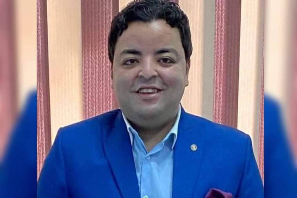  وافق حسين الجمال امين عام نقابة محامين مصر على الطلب المقدم من عمرو الحسيني الحوى نقيب شباب المحامين بشمال القليوبية والأمين العام المساعد للنقابة بشأن توفير مرفق لنقل المحامين من شبين القناطر إلى محكمة بنها الكلية خلال أيام جلسات الاستئناف وهى الثلاثاء والأربعاء والخميس أسبوعيا وذلك بسبب الزحام الشديد وعدم توافر وسائل مواصلات بما يعوق انتقال المحامين للجلسات. من جانبه قال عمرو الحوى نقيب شباب المحامين بالقليوبية أنه يعمل على تحسين أحوال العمل وخدمات الرعاية الصحية المقدمة للمحامين وأسرهم والعمل على زيادة مصادر تمويل النقابة الفرعية للمحامين مع توظيف الأدوات المتاحة الحالية وانشاء صندوق للحالات الطارئة والعمل على تقديم أوجه الدعم للمحامين وأسرهم بجانب الرعاية للأرامل وايتام المحامين وعقد اجتماعات ولقاءات دورية مع المحامين لبحث المشكلات التى تواجههم والعمل على حلها. واضاف عمرو الحوى انه يقوم بعقد لقاءات وندوات شهرية لشباب المحامين يحاضر فيها شيوخ المحامين. وبعمل على زيادة الجانب الخدمى للمحامين وأسرهم مثل الرحلات والمصايف والأنشطة الثقافية والإجتماعية و تنمية وتدريب وتثقيف المحامين بمختلف الموضوعات القانونية وغيرها من الموضوعات وعقد بروتوكولات تعاون مع مختلف والمؤسسات التعليمية لتثقيف وتدريب وتطوير مهارات وقدرات المحامين وأسرهم وزيادة آليات التواصل مع كليات الحقوق وعقد الندوات والمؤتمرات وورش العمل والتى تهدف إلى تثقيف المحامين في مختلف نواحي القانون وتعزيز آليات التواصل مع أجهزة الأمن والهيئات القضائية لإزالة كافة المعوقات التي تعترض عمل المحامين .