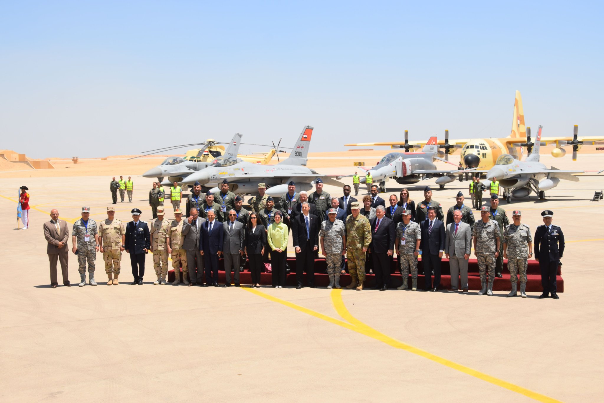 إحتفلت القوات الجوية المصرية بمرور "40" عاماً على هبوط أول طائرة طراز "F16" بجمهورية مصر العربية ، بحضور ممثلين عن القوات الجوية وشركة " لوكهيد مارتن " الأمريكية وعدد من كبار مسئولى السفارة الأمريكية بالقاهرة والمعنيين بملف التعاون من الجانبين ، وكذا المعلمين والمدربين القائمين على تأهيل المجموعة الأولى من الطيارين والأطقم الفنية المصرية على الطائرة "F16" . بدأت مراسم الإحتفالية بجولة للإطلاع على أحدث طائرات طراز " F16" بلوك "52" وكذا أول طائرة "F16" هبطت بجمهورية مصر العربية ، وتضمنت الإحتفالية عرض تقديمى عن القوات الجوية المصرية . وألقى الفريق محمد عباس حلمى قائد القوات الجوية كلمة نقل خلالها تحيات وتقدير الفريق أول محمد زكى القائد العام للقوات المسلحة وزير الدفاع والإنتاج الحربى والفريق أسامة عسكر رئيس أركان حرب القوات المسلحة للسادة الحضور ، مشيراً إلى حرص القيادة العامة للقوات المسلحة على تزويد القوات الجوية بأحدث المقاتلات والطائرات متعددة المهام بالإضافة إلى أحدث أجهزة الملاحة لمواكبة التطور التكنولوجى المستمر فى عالم الطيران لتظل القوات الجوية دائماً الذراع القوية للقوات المسلحة ولديها القدرة على تحقيق مختلف المهام التى تسند إليها على كافة الإتجاهات الإستراتيجية للدولة . كما ألقى تيمولى شالى ممثل شركة " لوكهيد مارتن " الأمريكية كلمة أكد فيها على عمق العلاقات الثنائية الممتدة بين القوات المسلحة المصرية وشركة " لوكهيد مارتن " ، وتطلعه إلى مزيداً من التعاون المشترك فى المرحلة القادمة . وإختتمت الإحتفالية بتبادل تسليم الدروع بين الجانبين ، حضر الإحتفالية عدد من قادة القوات المسلحة والقائم بأعمال السفير الأمريكى بالقاهرة وعدد من أعضاء مجلس النواب المصرى . إنستجرام :
