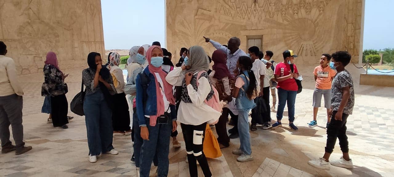 كتب: محمد عبد الحميد قاد عاطف سلامة مدير عام الإدارة العامة للتربية الاجتماعية بوزارة التربية والتعليم، قافلة الوزارة لتنفيذ واستكمال البرنامج الرئاسي حياة كريمة، والتى تشتمل على أنشطة طلابية وتربوية متنوعة و رحلات ومعسكرات ولقاءات في مدينة نصر النوبة بأسوان على مدار اسبوع. وقال عاطف سلامة أنه تنفيذا لتوجيهات الدكتور طارق شوقي وزير التربية والتعليم، وفي إطار البرنامج الرئاسي حياة كريمة أنه يقود حاليا قافلة تربوية لمدارس نصر النوبة بإسوان لمدة أسبوع كامل تنفيذا واستكمالا لبرامج وأنشطة متنوعة طلابية وتربوية، مشيرا إلى أن البرامج عبارة عن رحلات طلابية ومعسكرات خدمة عامة ولقاءات تربوية مع مجالس الأمناء والاباء والمعلمين وأعضاء هيئة التدريس بالمدارس وحوارات حول قضايا التدخين والمخدرات وكيفية المواجهة والعلاج وكذلك مناقشات حول دور المرأة في تربية الأبناء والبنات وايضا التربية الوالدية البناءة ودور المشاركة المجتمعية لتوفير حياة كريمة لأبنائنا الطلاب . واضاف بقوله: أنه شارك في القافلة التى تنفذ بواسطة الإدارة العامة للتربية الاجتماعية بالوزارة قيادات التعليم بالإدارة التعليمية بنصر النوبة وكذلك قيادات المديرية التعليمية القافلة برئاسة عاطف محمد سلامة المدير العام وتحت إشراف وزير التربية والتعليم وتوجيهات رئيس قطاع الخدمات والأنشطة بالوزارة الهام ابراهيم ورئيس الإدارة المركزية للأنشطة الطلابية بالوزارة الدكتورة إيمان حسن. واستطرد سلامة قائلا: تعتبر هذا القافلة هي الرابعة ضمن القوافل والبرامج التي تم تنفيذها بنصر النوبة بأسوان خلال العام الجاري ومازالت القافلة والبرامج مستمرة للنشاط الصيفي ايضا بمشاركة امين الدسوقي مدير مكاتب الخدمة المدرسية بالوزارة ووائل سعيد مدير إدارة المجالس المجتمعية بالوزارة وتضمنت فاعليات وأنشطة اليوم الاول من برامج حياة كريمة لمدارس نصر النوبة بأسوان رحلات طلابية وزيارات ولقاءات مع مجالس الامناء والآباء والمعلمين وكذالك الطلاب وأعضاء هيئة التدريس بالمدارس وتواجد القيادات التنفيذية لإدارات التعليم والمديريات، حيث تم زيارة مدرستي توشكا للتعليم الأساسي ومدرسة قسطل الابتدائية وتضمنت الحوارات واللقاءات دور المرأة في المجتمع وإخطار التدخين والمخدرات والتربية الوالدية في تربية الأبناء والبنات وكان حوار ومناقشة بناءة ومثمرة وطيبة هذا في ظل استكمال برامج وأنشطة حياة كريمة لمدينة نصر النوبة بأسوان تنفيذا للمبادرة الوطنية الرئاسية. وبتوجيهات رئيس قطاع الخدمات والأنشطة بالوزارة وتعليمات الدكتورة رئيس الإدارة المركزية للأنشطة الطلابية بالوزارة.