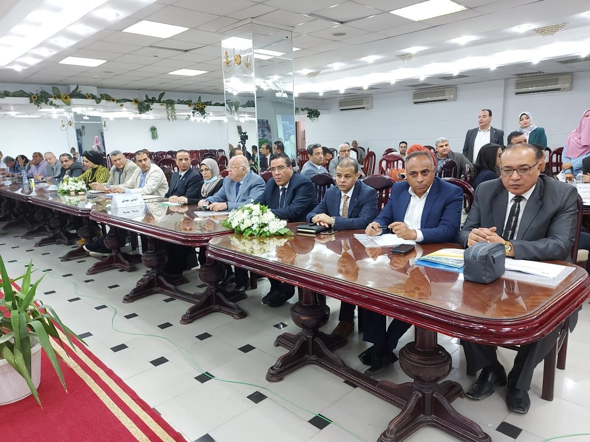 أكد د. جمال سوسة رئيس جامعة بنها، أن جامعة بنها بكل كوادرها البشرية وإمكانياتها العلمية والعملية حريصة على التواصل الدائم والمُستمر مع القطاع الصناعي، مضيفًا أن انفتاح الجامعة على القطاع الصناعي يفتح آفاقًا جديدة أمام البحث العلمي المتطور، بغرض تحسين خدمة أو منتج أو تقليل تكلفة أو إضافة منتج يحتاجه السوق. وجاء ذلك خلال الحوار المجتمعي الأول لأصحاب الأعمال الذي نظمه قطاع خدمة المجتمع وتنمية البيئة بالتعاون مع مكتب دعم الابتكار ونقل وتسويق التكنولوجيا "التايكو"، بحضور د. ناصر الجيزاوي نائب رئيس الجامعة لشئون الدراسات العليا والبحوث، ود. تامر سمير نائب رئيس الجامعة لشئون التعليم والطلاب، ود. محمود مغربي المُشرف على قطاع خدمة المجتمع وتنمية البيئة، والمهندس معتز محمود رئيس لجنة الصناعة بمجلس النواب، والنائب مدحت الكمار، والنائب مجاهد نصار أعضاء لجنة الصناعة بمجلس النواب ، وعدد من رجال الأعمال، وعمداء ووكلاء كليات (هندسة شبرا، وهندسة بنها، والطب البيطري، والزراعة، والعلوم، والحاسبات والذكاء الاصطناعي، والفنون التطبيقية)، ود. عمرو حنفي وكيل كلية الهندسة بشبرا لشئون خدمة المجتمع وتنمية البيئة، ود. أيمن سمير مدير مكتب دعم الابتكار ونقل وتسويق التكنولوجيا "التايكو" ، ورانيا معتز أمين الجامعة المساعد لشئون خدمة المجتمع وتنمية البيئة، وعدد من رؤساء ومجالس إدارات الشركات الصناعية بمحافظة القليوبية. وأشار رئيس جامعة بنها إلى أن البحث العلمي التطبيقي هو البحث الذي يُشارك في حل المشكلات التي تواجه المؤسسات والشركات الصناعية، كما أنه يُعتبر الركيزة الاساسية لكل تطور صناعي وتقدم اقتصادي في الدول المتقدمة، مؤكدًا أن الجامعة حرصت على تنظيم هذا المُلتقى بغرض تحقيق تواصل حقيقي مع المجتمع الصناعي لاتخاذ خطوات جادة وحقيقية نحو حل مشكلاته القائمة، والمُساهمة في تطوير إنتاجها بحلول عملية تطبيقية وابتكارية؛ تُساهم في دفع عجلة الإنتاج وتُلقي الضوء على آليات جديدة في التعامل المباشر والدائم والفعال بين الجامعة وعالم الصناعة. وأضاف د. جمال سوسه أن الثورة الصناعية الرابعة تعتمد بشكل كبير على الاقتصاد القائم على المعرفة والتكنولوجيا الحديثة والتقنيات المتطورة مثل (الذكاء الاصطناعي والحوسبة السحابية والبيانات الضخمة والتطبيقات الإلكترونية) التي تعزز الصناعة والإنتاج، مشيرًا إلى أن الصناعات ستشهد تحولاً جذريًا من خلال إدخال التكنولوجيا الرقمية، مما ينطوي عليه تحسينات ثورية في عمليات التصميم والتصنيع والعمليات والخدمات الخاصة بتصنيع المنتجات والأنظمة، حيث إن الثورة الصناعية الرابعة لا تؤثر فقط على الإنتاج، ولكن تؤثر أيضاً على سوق العمل والنظام التعليمي والبحث العلمي. وأوضح أن جامعة بنها يسعدها التواصل مع رجال الصناعة، لإيجاد حلول حقيقة وابتكارية للمشكلات الصناعية الواقعية في محاولة منها للتطوير والتحسين المستمر للعمليات الانتاجية، كما أن جامعة بنها بما لديها من خبراء فى الصناعة بأشكالها المختلفة، لعبت دورًا هامًا في حل العديد من المشكلات بلمجالات الطبية والهندسية والزراعية والفنون التطبيقية والحاسبات والذكاء الاصطناعى وإدارة الأعمال. كما استعرض رئيس الجامعة في كلمته، الدور الهام الذى يقوم به مكتب الإبتكار ونقل وتسويق التكنولوجيا (التايكو) بجامعة بنها ليكون همزة الوصل الدائمة بين المجتمع الأكاديمي والصناعي من خلال مكتب نقل وتسويق التكنولوجيا و مكتب تسجيل براءات الاختراع وحقوق الملكية الفكرية ومكتب المنح والدعم الدولى ونادى ريادة الأعمال، كما أنه يهدف إلى تفعيل ودعم دور الجامعة والمراكز البحثية والحاضنات التكنولوجية لحل مشاكل الصناعة ونقل وتطويع نتائج الأبحاث والدراسات والابتكارات والاختراعات إلى جهات التطبيق مما يؤدي إلى دفع قاطرة التنمية التكنولوجية في المجتمع لتفعيل دور البحث العلمى، وربطه بالصناعة، ودعم الثقة بينهما وذلك تفعيلاً لما جاء في الخطة البحثية لجامعة بنها وتماشياً مع الخطة البحثية لوزارة التعليم العالي والبحث العلمي والمنبثقة من رؤية مصر 2030. ومن جانبه، أكد المهندس معتز محمود أن الدولة تمتلك إرادة سياسية قوية للنهوض بالصناعة الوطنية وهناك حرص شديد من القيادة السياسية للاهتمام بهذا القطاع الحيوى، إيمانًا منها بأن الصناعة تُمثل قاطرة التنمية المستدامة وأحد أهم دعائم الاقتصاد الوطني، لافتًا إلى أن الرئيس عبدالفتاح السيسي رئيس الجمهورية يوجه دائما بتعزيز الجهود لتوطين الصناعة؛ للتقليل من تكلفة الاستيراد من الخارج وتوفير المزيد من فرص العمل وزيادة الناتج المحلى وخاصة وأن هذا القطاع يعمل به نحو 36% من الأيدى العاملة، ويُساهم بنحو 17% من حجم الناتج المحلي الإجمالي وهناك خطة من الدولة أن يرتفع حجم المشاركة إلى 30% فى السنوات القليلة القادمة. وأشاد رئيس لجنة الصناعة، بالمبادرة التي تقدمها جامعة بنها وعلمائها المُتميزين في العديد من التخصصات والتي تهدف إلى التعاون الهادف لتطوير الصناعة والوصول إلى منتجات تلبي احتياجات العملاء، مؤكدًا على ضرورة الاستفادة من أفكار علماء الجامعة ومخرجات البحث العلمي فى مواجهة التحديات التى تواجه الصناعة والمشروعات التى تقام على أرض القليوبية. كما أشاد محمود بالتكليفات الرئاسية باستثناء المواد الخام ومُستلزمات الإنتاج من الاجراءات الخاصة بالاعتمادات الدولارية والذي يعظم من دورالصناعة الوطنية وإحلال المنتج المحلى محل المستورد، مضيفًا أن الفترة القادمة ستشهد حصرًا دقيقًا للمصانع المُتعثرة وأسباب توقفها أو تعثرها، وإعداد خريطة استثمارية تتناسب مع طبيعة كل محافظة ومكوناتها السكانية والمواد الخام المتوفرة بها، وما إذا كانت هناك صناعات متشابهة أم لا، والطرق المُثلى للتسويق الداخلي والخارجي حتى يكون لدينا قاعدة بيانات دقيقة بكافة الصناعات الموجودة على مستوى الجمهورية، ودراسة تكلفة المشروعات واحتياجات السوق. ومن ناحية أخرى، تضمن الحوار المجتمعي الذي شارك فيه 102 شركة صناعية فى مختلف المجالات التوصيات الآتية: 1. إعداد خرائط صناعية لدراسات احتياجات السوق المحلى مقارنة بالفرص المتاحة. 2. الربط بين الجهات المنوطة بتسيير أعمال الاستثمار فى مصر لتوفير الوقت وتسهيل آلية سير العمل. 3. التأكيد على ضرورة الاهتمام بمستوى الخريجين ومواكبة مهاراتهم لمتطلبات سوق العمل عن طريق استحداث برامج جديدة والاهتمام بالتدريب. 4. إجراء حوارات مُجتمعية عن رضا المُصنعين، فيما يتعلق بالتشريعات والقوانين الخاصة بقواعد الجمارك، ومعايير البنية التحتية بهدف تحسين المنتج لمتلقي الخدمة. 5. رصد المشاكل الإدارية داخل المصانع والشركات ومشاركة الجهات المُختصة في حلها. 6. تقديم الدعم الفني للتحول الرقمي وتعظيم الاستفادة من الجيل الرابع للصناعة. 7. دراسة تعديل حزم القوانين الفعالة لتوحيد القرارات الاقتصادية. 8. بناء القدرات في مجال الصناعات المختلفة. 9. التحالفات القومية لتعميق المُكون المحلي للتغلب على المُتغيرات التي تُعيق الاستيراد. 10. توفير قطع الغيار اللازمة فى مجال تصنيع الألبان محليًا بدلًا من استيرادها بمبالغ طائلة. 11. ضرورة توفير الخامات ومُستلزمات الإنتاج عن طريق زيادة إنتاج المزارع من الألبان لمواجهة احتياجات السوق. 12. دعم مزارع الألبان لتشجيع صناعة الحليب. 13. التقييم الموضوعي لأسعار الخامات والمواد عن طريق مُتخصصين أو خبراء من الجامعة لتحقيق التوازن في أسعار السوق. 14. تشكيل لجان استشارية من أعضاء هيئة التدريس كخبراء يتم الإستعانة بهم فى المجالات المختلفة لمواجهة المُشكلات الصناعية. 15. التفكير في إيجاد مصادر بديلة وحلول للمشكلات التي تواجه الطاقة. 16. البحث في أسباب تعثر المصانع من الناحية الاقتصادية واللوجيستية والقانونية. 17. تثمين دور الجامعة في تفعيل مراكز التدريب المهني. 18. الاستفادة القصوى من مخرجات البحث العلمي في جميع المجالات.