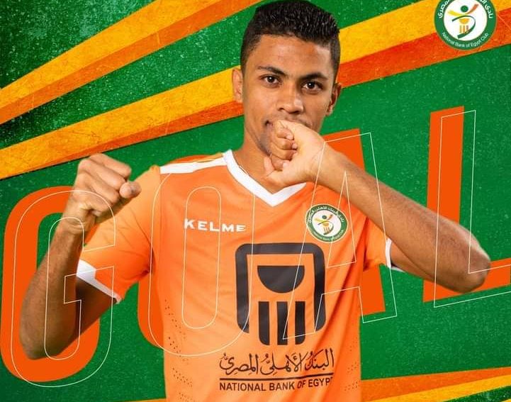كريم بامبو يقود البنك الأهلي بالفوز علي المصري البورسعيدي كتبت: إيمان محمد إنتهت قبل قليل أحداث الشوط الأول بين فريقي البنك الأهلي والمصري البورسعيدي، حيث إحتضن اللقاء ملعب إستاد الجيش ببرج العرب بالأسكندريه في تمام الساعه السادسه والنصف مساءً، لينتهي اللقاء بفوز البنك الأهلي علي المصري البورسعيدي بثلاث أهداف، ليرتفع رصيد البنك للنقطه ال29 بالمركز السابع من جدول الترتيب، وعلي الجانب الأخر يظل المصري البورسعيدي بالمركز الثالث عشر برصيد 20 نقطه. أحداث الشوط الأول: بداية اللقاء متكافأه بين الفريقين،تصويبة من عمرو مرعي لاعب المصري من خارج منطقة الجزاء لتعلو فوق الدفاع. كما شهدت الدقيقة ال6 كرة عرضية من محمد عنتر من الطرف الأيسر لصالح المصري على رأس عمرو مرعي الذي سدد كرة تصدى لها حارس المرمى بنجاح. مرور ربع ساعة لعب من أحداث الشوط الأول، ومازال التعادل السلبي قائم بين الفريقين. وفي الدقيقة ال 17 كرة عرضية من ركلة ركنية من الطرف الأيمن لصالح البنك الأهلي عن طريق أسامة إبراهيم قابلها أحمد ياسين برأسية مرت بجوار القائم الأيسر. مرور 20 دقيقة علي اللقاء تمريرات قصيرة بين لاعبي البنك الأهلي في وسط الملعب. الهدف الأول لصالح المصري عن طريق كريم بامبو في الدقيقة ال25. وصف الهدف: كرة عرضية من الطرف الأيسر لصالح البنك الأهلي عن طريق موسى دياوارا ليقابلها كريم بامبو بتسديدة من على لقائم البعيد لتسكن الكرة شباك حارس المصري كما شهدت الدقيقة 52 تصويبة من أحمد علاء الدين لاعب المصري من يسار منطقة الجزاء لصالح المصري تصدى لها حارس المرمى بنجاح. د.ق 39 هدف ملغي لصالح المصري عن طريق محمد عنتر بعد تسلل على عمرو مرعي، بعد رجوع حكم الساحه لتقنية الڤار. وفي الدقيقة ال45 إنذار اول في اللقاء من نصيب المدير الفني لنادي المصري معين الشعباني. كما شهدت الدقيقة ال+48 إنذار ثاني لصالح لاعب البنك الأهلي كريم بامبو صاحب الهدف الأول في اللقاء، لينتهي الشوط الأول بهدف دون مقابل. أحداث الشوط الثاني: بداية الشوط الثاني بهدف لصالح البنك الأهلي أحرازه اللاعب كريم العراقي. المدير الفني لنادي المصري البورسعيدي معين الشعباني يجري التبديل الأول لصالح المصري خروج اللاعب ياسر حمد ونزول اللاعب أحمد الشيخ في الدقيقة ال46 من بداية اللقاء. في الدقيقة ال50 هدف التعادل للمصري عن طريق اللاعب فريد شوقي. وصف الهدف: مرور رائع من البديل أحمد الشيخ على مدافع البنك الأهلي ليمرر كرة على جدود منطقة الجزاء إلى فريد شوقي ليسدد كرة رائعة داخل الشباك. وفي الدقيقة ال51 إنذار ثالث في اللقاء من نصيب اللاعب أحمد سعيد لاعب البنك الأهلي. تتوالي حافلة الإنذارات في اللقاء ليأتي الإنذار الرابع من نصيب لاعب المصري البورسعيدي محمد جريندو بالدقيقة ال52. كرة عرضية من الطرف الأيسر لصالح المصري على رأس جريندو الذي سدد كرة تصدى لها حارس المرمى بثبات بالدقيقة ال52. د.ق 57 كرة مقوسة رائعة من خارج منطقة الجزاء لصالح المصري عن طريق أحمد الشيخ على رأس عمرو مرعي الذي سدد كرة مرت بجوار القائم الأيسر. كرة عرضية من محمد عنتر من الطرف الأيسر لصالح المصري على رأس جريندو الذي سدد كرة تصدى لها حارس المرمى بنجاح د.ق62. الدقيقة ال59 تبديل أخر في اللقاء خروج اللاعب معروف يوسف ونزول اللاعب محمود قعود. الإنذار الخامس في اللقاء من نصيب اللاعب موسي دياوارا بالدقيقة ال65. خروج اللاعب أحمد سعيد بعد حصوله علي إنذار في اللقاء ونزول اللاعب محمد فتحي بديلاً له في الدقيقة ال68. وفي الدقيقة ال69 خروج اللاعب موسي دياوارا ونزول اللاعب محمد حامد في الدقيقة ال69. الهدف الثاني لصالح البنك الأهلي عن طريق ناصر منسي بالدقيقة ال73. وصف الهدف: كرة مقوسة رائعة من الطرف الأيسر لصالح البنك الأهلي عن طريق إيزاكو ياكوبو ليرتقي لها ناصر منسي برأسية رائعة ارتطمت بالقائم الأيمن وسكنت الشباك. بعد مرور أربع دقائق علي الهدف الثاني لاعبي البنك الأهلي ينجح بخطف الهدف الثالث لصالح البنك الأهلي عن طريق كريم بامبو بالدقيقة 77. وصف الهدف: هجوم مرتد لصالح البنك الأهلي ليسدد كريم بامبو كرة من داخل منطقة الجزاء ارتطمت بالدفاع لتصل إلى ناصر منسي بعد استرجاع الكرة الثانية ليمرر كرة رائعة إلى بامبو الذي سدد كرة رائعة داخل الشباك. محاولات من المصري لتسجيل الهدف الثاني لتحسين الوضع في اللقاء. بعد تسجيله الهدف الثاني كريم بامبو يغادر ارضية الملعب ليأتي البديل لهُ ناصر منسي في الدقيقة ال77. د.ق 85 معين الشعباني يجري تبديلان دفعه واحده خروج اللاعب هيثم العيوني ونزول الاعب إيزي إيمبكا وخروج اللاعب محمد عنتر ونزول اللاعب حسين رجب. 5 دقائق وقت بدل ضائع احتسبها حكم المباراة، لينتهي اللقاء بفوز البنك الأهلي بثلاث أهداف مقابل هدف للمصري البورسعيدي، ليرتفع رصيد البنك الأهلي للنقطه ال29 بينما يتجمد رصيد المصري البورسعيدي عند النقطه ال20.