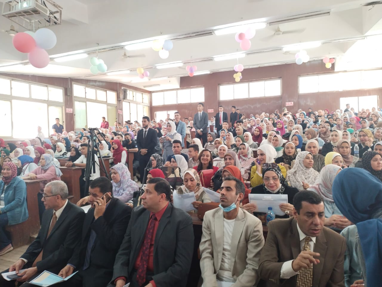 أقامت كلية التربية بجامعة الزقازيق، اليوم الموافق ١٨/٥/٢٠٢٢، المؤتمر العلمى الطلابى الأول لطلاب وطالبات كلية التربية للعام الجامعى 2021/2022 ، حيث افتتح المؤتمر وشارك فى فعالياته نائب رئيس الجامعة لشئون التعليم والطلاب، جاء هذا تحت رعاية الدكتور عثمان شعلان رئيس جامعة الزقازيق، والدكتور عاطف حسين نائب رئيس الجامعة لشئون التعليم والطلاب، والدكتور أحمد عنانى وكيل كلية الطب للدراسات العليا والبحوث ومستشار رئيس الجامعة للأنشطة الطلابية، وحضر الافتتاح الدكتورة فاتن فاروق عميد كلية التربية، والدكتور أحمد الرفاعى نائب رئيس الجامعة الأسبق، والدكتور أحمد سالم وكيل الكلية لشئون التعليم والطلاب، والدكتور محمد الفقى وكيل الكلية لشئون خدمة المجتمع وتنمية البيئة ومدير وحدة محو الأمية وتعليم الكبار بالجامعة، د. أحمد منصور مدير عام الكلية، ولفيف من أعضاء هيئة التدريس ومعاونيهم والطلاب بالكلية. وقد بدأت الفعاليات بافتتاح المعرض المصاحب للمؤتمر الذى تضمن ملصقات بأبحاث الطلاب ومشاريعهم الابتكارية، والمشاريع الصغيرة، حيث استعرض الطلاب تلك المشاريع والأبحاث. كما تضمن المعرض أيضًا الأعمال الأعمال الفنية واليدوية ومنتوجات الطلاب من التصوير الرقمى والرسومات التشكيلية، والتى أبدى نائب رئيس الجامعة اعجابه بتلك الأعمال التى تمثل ابداعات حقيقية للطلاب. وقد بدأت فاعليات المؤتمر بالسلام الوطنى لجمهورية مصر العربية، ثم القرآن الكريم، ثم كلمة الطلاب المشاركين فى المؤتمر. وأثنى الدكتور عاطف حسين خلال كلمته بالتنظيم المتميز للمؤتمر، وكذا المعرض المصاحب له، مشيدًا بخريج كلية التربية الذى يعد هو نواة للطالب المعلم، الأمر الذى يتوافق مع إبداعات وبحوث الطلاب الفاعلة المرتبطة بالواقع التعليمى بالكلية، مؤكدًا على ضرورة توظيف منتوجات الطلاب بما يعود بالفائدة عليهم وعلى الكلية والجامعة. واستعرض الدكتور أحمد سالم وكيل كلية التربية خلال كلمته مراحل الإعداد والتجهيز للمؤتمر. ومن جانبها أشادت الدكتورة فاتن فاروق عميد الكلية بتنظيم المؤتمر والمعرض المصاحب له وما يقدمه قطاع شئون التعليم والطلاب بالكية من انجازات لخدمة الطلاب. جدير بالذكر أن فعاليات المؤتمر تناولت عرض فيلمًا تسجيليًا تعريفيًا عن الكلية وبقطاع شئون التعليم والطلاب وما قدمه خلال العام الجامعى ٢٠٢١/٢٠٢٢ لطلاب وطالبات الكلية من التحول إلى التنسيق الإلكترونى وتقديم الدليل الرقمى التفاعلى للطلاب الجدد بالكلية، وتقييم وإعداد برنامج إلكترونى لشئون الخريجين، واطلاق مبادرة احمى نفسك، وغيرها من الانجازات. كما تم أيضًا عرض فيلمًا تسجيليًا لمدة عشر دقائق عن أبحاث ومشروعات الطلاب الابتكارية ومهاراتهم الفنية واليدوية، ملقيا الضوء على الطلاب الفائزين.