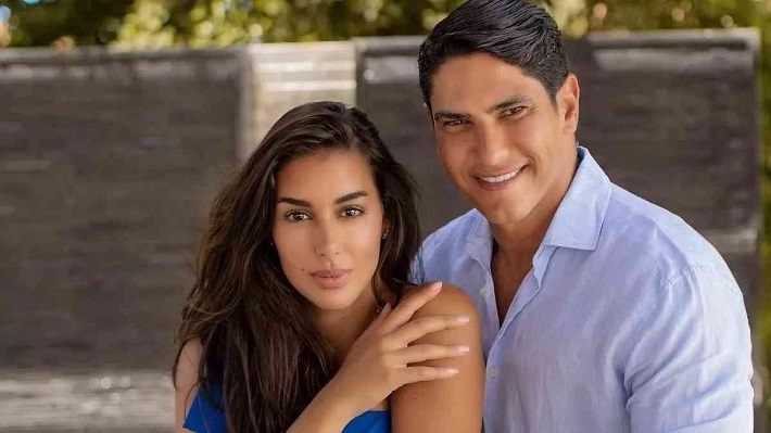 قام كل من الفنانة ياسمين صبري ورجل الأعمال أحمد أبو هشيمة بحذف جميع الصور التي كانت تجمعهما بعد الانفصال رسميا. وأكدت ياسمين صبري إن الانفصال بينها وبين رجل الأعمال أحمد أبو هشيمة قد تم بالفعل، مؤكدة أنها تكن له كل احترام . وكان من قبل مايقرب لعامين، وتحديدًا في 19 أبريل من عام 2020، احتفلت ياسمين صبري بعقد قرانها على أحمد أبو هشيمة بعد حوالي شهر من إعلان خطبتهما رسمياً. حينها أصدر العروسان بياناً بخصوص هذه المناسبة ذكرا فيه: "تقديرا لمحبة الناس ومن يهتمون لأمرنا، يسعدنا أن نعلن عن عقد قراننا وسط أجواء عائلية، وسط تلك الأجواء سعينا إلى تكليل ارتباطنا الذي أعلناه لكم خلال الشهر الماضي بعقد القران، بالتزام كامل من جانبنا بكل التدابير والإرشادات الصحية، وتأكيد لأن الحياة يمكن أن تستمر ولا نفقد فرص السعادة، إذا راعينا الضوابط وما يوجه به المختصون". وتابع أحمد أبو هشيمة وياسمين صبري بيانهما: "إذ نشارككم فرحتنا الشخصية، ونتطلع إلى دعواتكم وأمنياتكم الطيبة، فإننا نتمنى للجميع في مصر والعالم السلامة والفرحة والحياة الهانئة المطمئنة"، مختتمين بالقول: "نشكر أهلنا وأصدقاءنا الذين كانوا إلى جانبنا، والذين تفهموا الظروف التي اضطرتنا إلى اختصار الاحتفال حرصا على سلامة الجميع، ونتطلع لأن نحتفل مع الجميع مرة ثانية بعدما تنتهي الأزمة ويكتب الله العافية لبلدنا والعالم". وكانت الفنانة ياسمين صبري، قد أعلنت عن علاقتها برجل الأعمال أحمد أبو هشيمة العاطفية، بدون قصد، عندما نشرت الفنانة الشابة صورة لها من إحدى الدول الأجنبية فظهر في انعكاس نظارتها الشمسية صورة لشخص، تعرف عليه الجمهور بأنه هو رجل الأعمال المصري، بعدها آثرت ياسمين صبري الصمت ولم تعلق على الخبر ولم تحذف الصورة، ولم يمر سوى أيام قليلة، ونشر رجل الأعمال صورة يعلن بها ارتباطه بالفنانة المصرية، حيث قدم لها خاتمًا ماسيًا مميزًا، ترتديه في الكثير من إطلالاتها.