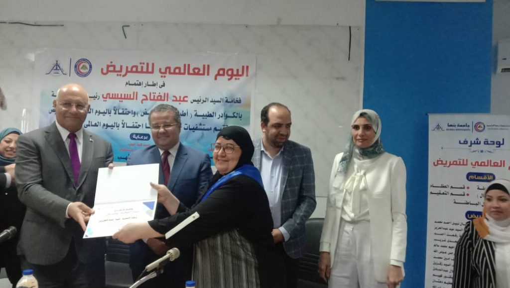 شهد الدكتور جمال سوسه رئيس جامعة بنها احتفالات مستشفيات جامعة بنها باليوم العالمى للتمريض. جاء ذلك بحضور الدكتور محمد الأشهب عميد كلية الطب ورئيس مجلس ادارة المستشفيات الجامعية والدكتورة مروة مصطفى عميدة كلية التمريض والدكتور عمر الدخاخنى المدير التنفيذى للمستشفيات الجامعية والمستشار العسكرى لمحافظة القليوبية ونقيبة التمريض بالقليوبية ووكلاء وأساتذة كلية الطب وأطقم التمريض بالمستشفيات الجامعية. وقال الدكتور جمال سوسه أن الرئيس عبد الفتاح السيسى يقدر مجهوداتهم والجهد المبذول لهم فى المجال الصحي، ويؤكد على أهمية هذا الدور الفعال الذي ظهر جليا فى مكافحة فيروس كورونا وتقديم الخدمات التمريضية للمرضى بالرعاية والأقسام الداخلية والعيادات الخارجية، وماقدموه من شهداء أثناء الجائحة وسيذكر التاريخ دائما تضحيات التمريض المصرى من أجل التخفيف عن المرضى والحفاظ على الصحة العامة للمواطنين. واضاف رئيس الجامعة أن التمريض هو فن وعلم وإنسانية وهو إمداد المجتمع بخدمات معينة علاجية في طبيعتها تساعد على بقاء الفرد صحيحاً ، مشيرا الى ان احتفالية اليوم تأتي في اطار احتفالية الجامعة باليوم العالمى للتمريض، وتقديرا لعظيم مجهوداتهم المبذولة للسمو بالمنظومة الصحية فى مصر والذى يحتفل به العالم فى 12 مايو من كل عام ، للإشارة إلى إسهاماتهم المجتمعية ، حيث يحتفل المجلس الدولي للتمريض منذ عام 1965. واشار الدكتور جمال سوسه الى أن التقدم العلمي والتكنولوجي الذي حدث في المجال الصحي أدى إلى امتداد وتشعب دور الممرض، فبعد أن كان دور الممرض الرئيسي هو الرعاية الجسمانية للمريض وتنفيذ إرشادات ومتطلبات الطبيب، أصبح دوره يشمل الرعاية الشاملة للفرد خلال الصحة والمرض حيث تشمل هذه الرعاية النواحي الجسمانية والنفسية والاجتماعية والروحية ، وإرشاد المريض وأسرته للوقاية من الأمراض والارتقاء بصحته ، وتعليم الفئات الأخرى من هيئة التمريض، بالإضافة الى الاشتراك في الأبحاث العلمية بالرعاية الصحية ، وتنسيق الخدمات الصحية للمرضى. كما وجه رئيس الجامعة الشكر لأطقم التمريض بمستشفيات جامعة بنها لما لهم من دور متميز في العمليات والعلاج، والخدمات الجليلة التى تصب فى خدمة المريض ، بالاضافة الي الدور الإنساني لهيئة التمريض، فهم ركيزة أساسية لاستمرار نجاح المنظومة الطبية، مؤكدا على تقديم الدعم الكامل والمستمر لهم وصولا إلى أفضل مستوى مهني. من جانبه قال الدكتور محمد الأشهب ان التمريض هي مهنة سامية وإنسانية تهدف الى انقاذ البشر وأطقم التمريض هم القلب النابض ، كما أنهم يساهمون فى تخفيف آلام المرضى وبالأخص خلال وباء فيروس كورونا فكان لهم دور حيوى وهام فى انقاذ المرضي وتقديم الدعم النفسى والمعنوى لهم. واضاف الدكتور عمرو الدخاخنى أن مهنة التمريض تعد من أعظم المهن الانسانية فهي ركيزة اساسية ضمن المنظومة الطبية التي تخدم الانسان فهم يصنعون البسمة علي وجوه المرضى. وفي نهاية الاحتفال كرم رئيس الجامعة عدد من أطقم التمريض تقديرا لجهودهم المبذولة خلال عملهم بالمستشفيات الجامعية
