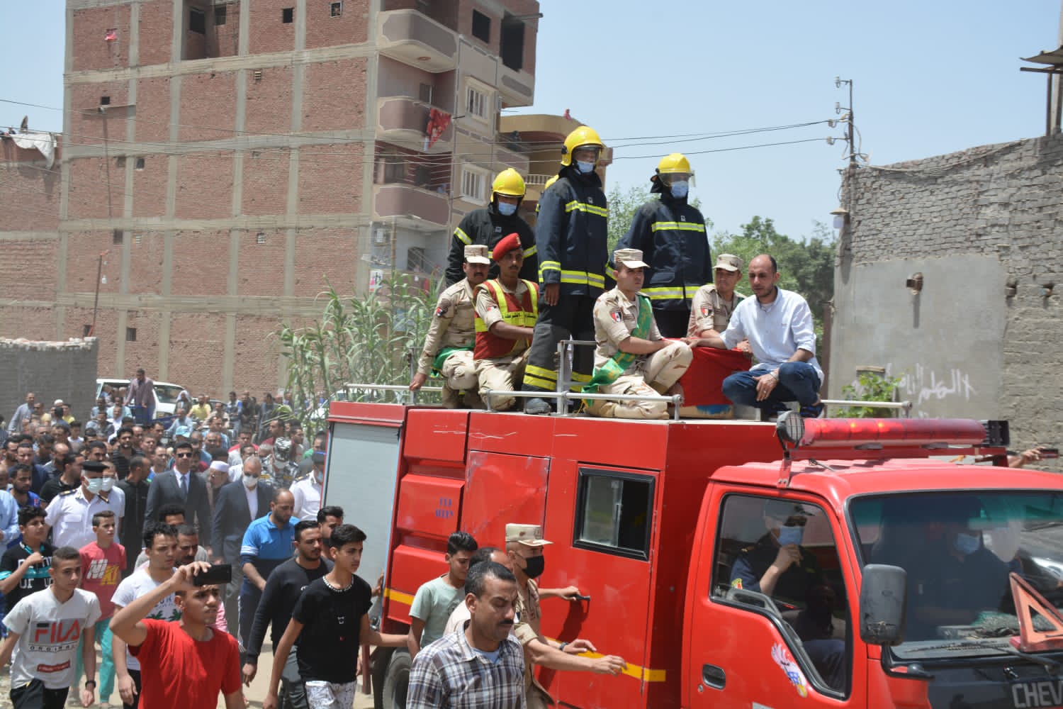 شيعت جنازة العسكرية للشهيد البطل المجند ابراهيم رفعت عواد حسن، اليوم الأحد، والذى استشهد أمس أثناء أداء الواجب الوطنى بسيناء، بعزبة عرب الرمل التابعة للوحدة المحلية بابو زعبل بالخانكة. كان استشهد بالأمس؛ ضابط و10 جنود وإصابة آخرين، في هجوم إرهابي على إحدى محطات رفع المياه بمنطقة شرق القناة. وكان أكد المتحدث العسكرى في بيان رسمى، أن مجموعة من العناصر التكفيرية قامت بالهجوم على نقطة رفع مياه غرب سيناء، وتم الاشتباك والتصدى لها من العناصر المكلفة بالعمل فى النقطة، مما أسفر عن استشهاد ضابط و 10 جنود، وإصابة 5 أفراد، وجار مطاردة العناصر الإرهابية ومحاصرتهم فى إحدى المناطق المنعزلة فى سيناء. وصرح بأنه يتم مطاردة العناصر الإرهابية ومحاصرتهم في إحدى المناطق المنعزلة في سيناء، مؤكداً ان القوات المسلحة استمرار جهودها فى القضاء على الإرهاب وإقتلاع جذوره.
