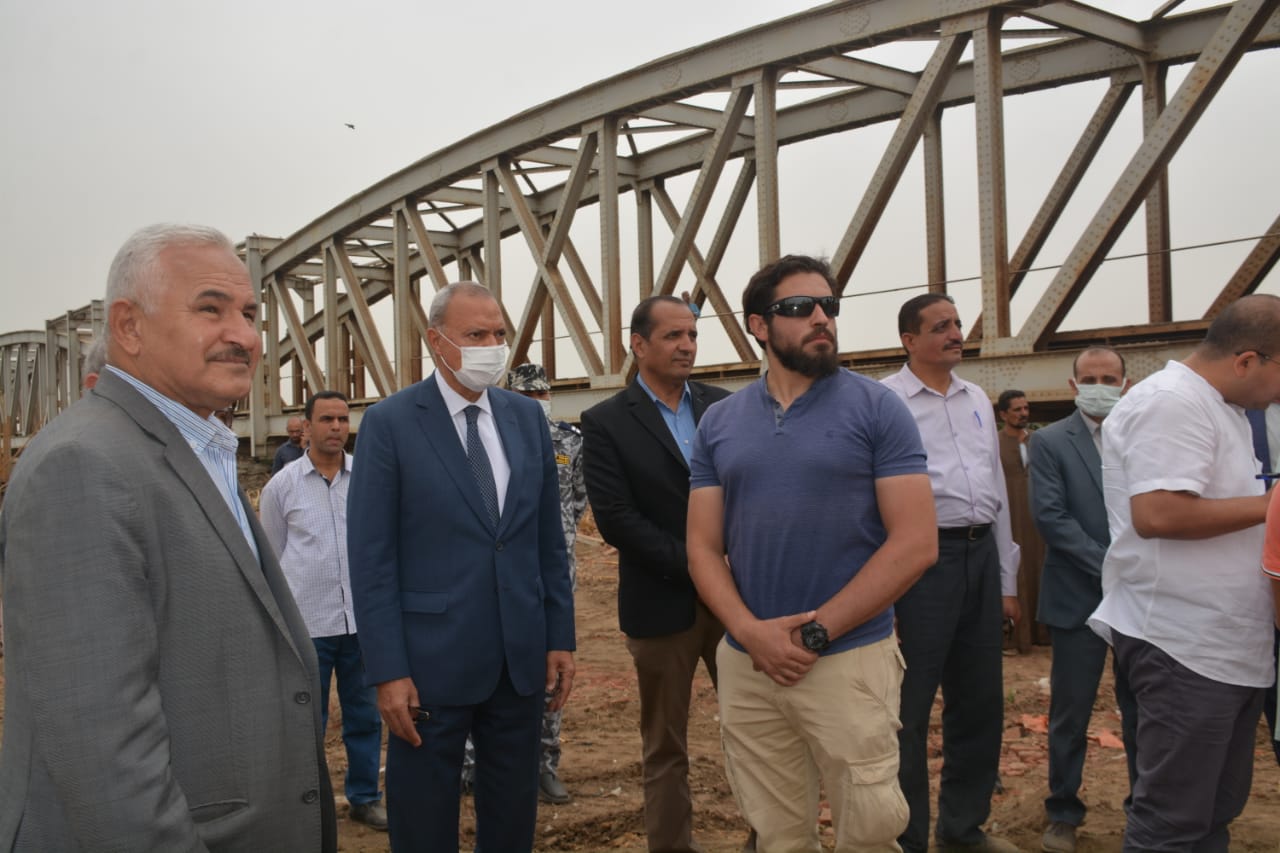 شهد عبد الحميد الهجان محافظ القليوبيه صباح اليوم ازاله 3مباني متعارضه مع مشروع إنشاء كوبرى القناطر الخيرية المعدنى الجديد على النيل بخط سكة حديد (قليوب - منوف - طنطا). ويأتي ذلك في اطار خطه تطوير شبكه خطوط السكه الحديد وتقديم خدمه مميزه وامنه للمواطنين والذي يشرف على تنفيذه الهيئة العامة للسكة الحديد بتكلفه ٥٠٧ مليون جنيه. حيث شملت الازاله مبني خرساني مكون من بدروم وارضي واول علوي علي مساحه 152متر مربع ودور ارضي علي مساحه 36متر بالطوب اللبن وسقف خشب ودور ارضي علي مساحه 82متر من طوب اللبن وسقف خشب. وأكد الهجان أنه جاري الانتهاء من اجراءات صرف التعويضات لأصحاب المباني، مشددا على سرعة الانتهاء و دفع الأعمال وتذليل العقبات وزيادة عدد المعدات لسرعه الانتهاء من المشروع . جاءت الازالة بحضور كل من الدكتوره ايمان ريان نائب المحافظ واللواء /مروان حبيب نائب مدير امن القلوبيه واللواء /عمرو ابو رايه مساعد مدير امن القليوبيه والمهندس /علي عقيل السكرتير العام المساعد واللواء /طارق ماهر رئيس مجلس مدينه القناطر الخيريه والعميد /انور حشيش مامور مركز القناطر الخيريه وعلى هامش الجولة تابع الهجان اعمال تاهيل وتبطين ترعة دروة بالقناطر الخيرية والتى يبلغ طولها٢٨كم وهي ترعة مشتركة مابين محافظتي القليوبية والمنوفية ويشرف على تنفيذها الهيئة العربية للتصنيع حيث تم تنفيذ 2.3كم بنطاق المحافظة ومن الجدير بالذكر انه تم طرح ٣.٢كم باعتماد مالي ١٥مليون جنيه ووجه المحافظ مهندسي المشروع بدفع المشروع للانتهاء منه في أقرب وقت ممكن تماشيا مع أعمال التطوير التي تتم بمدينة القناطر الخيرية