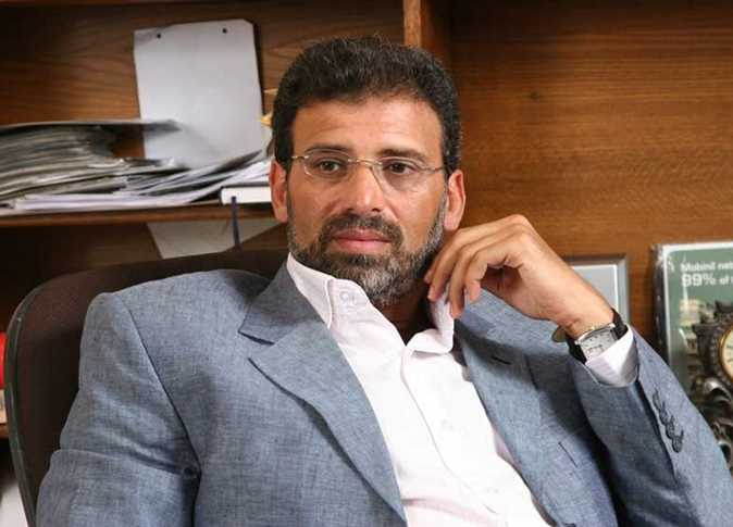 كتبت_ رضوى خالد نشر المخرج خالد يوسف صورا له في طائرة وهو يُدخن للتعليق علي واقعة الحاج رجب المتعلقة بالتدخين، وذلك عبر حسابه الشخصي بموقع التواصل الإجتماعي "فيسبوك". وكتب "خالد "قائلاً:"منعونا من التدخين في (اللاونج ) فاضطريت احوش وادخل جمعية واقبضها الاول واركب الطيارة دي عشان ادخن طول مدة الرحلة ..مااحلي التدخين وانت طاير..بصراحة هو بوست مكايدة بمناسبة واقعة الحاج رجب والتدخين". كان قد انتشر فيديو عبر وسائل التواصل الاجتماعي لشخص يدعى "رجب" يجلس معه شخص ملتحي ينصحه بالإقلاع عن التدخين وكانت ردود أفعال الأول ساخر مما أثارت سخرية رواد التواصل الاجتماعي. خالد يوسف من مواليد عام 1964، تتلمذ على يد المخرج الكبير يوسف شاهين، وأخرج العديد من الأعمال التي حققت نجاحًا كبيرًا على المستويين النقدي والجماهيري، بينها «جواز بقرار جمهوري» و«خيانة مشروعة». ومن بين أعماله التي أثارت جدلا واسعا كان«دكان شحاتة» و«حين ميسرة»