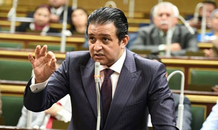 وافقت لجنة النقل والمواصلات بمجلس النواب برئاسة النائب علاء عابد، على موازنة الهيئة العامى لقناة السويس عن السنة المالية 2022 / 2023. جاء ذلك خلال اجتماع اللجنة اليوم الخميس لمناقشة مشروع موازنة الهيئة عن السنة المالية 2022 / 2023، فيما يخص هيئة قناة السويس. كما جاء ذلك عقب استعراض الفريق أسامة ربيع رئيس هيئة قناة السويس مشروعات ومجهودات الهيئة فيما يخص عملها. واستعرض الفريق أسامة ربيع، بيان بحركة الملاحة بالقناة خلال عامي ( 2020 / 2021 - 2021 / 2022 )، لافتا إلى أن عدد السفن التي عبرت القناة عام 2020 / 2021 بلغت 19 ألف سفينة، وقفزت عام 2021 / 2022 إلى 21 ألف سفينة بنسبة زيادة بلغت 15%. وأشار ربيع، إلى أن رسوم عبور القناة تتغير من عام لآخر، مضيفا أن عام 2022 شهد زيادة الرسوم بنسبة 6% لجميع أنواع السفن . كما أشار إلى أن الحرب الروسية على أوكرانيا كان لها أثار سلبية على حركة التجارة العالمية، إلا أنها كان لها أيضا أثار إيجابية منها زيادة حركة تداول البترول من الخليج لدول أوروبا عبر قناة السويس، فضلا عن ارتفاع أسعار البترول الخام وهو ما دفع السفن إلى المرور بالقناة باعتبارها الطريق الأقصر. وقدم الفريق أسامة ربيع عرضا مميزا لخطط التطوير في الهيئة وكذلك الفرص الاستثمارية، مؤكدا أن الهدف من هذه الخطط هو رفع كفاءة العمل بقناة السويس باعتبارها شريان الحياة الوحيد في العالم. وفي نهاية الاجتماع كرمت اللجنة الفريق أسامة ربيع على جهودة والإشادات الدولية بالعمل وفريق العمل داخل هيئة قناة السويس من خلال منظومة عمل وطنية ومتدربة ولديها خبرة كبيرة بقيادته. كما أهدي الفريق أسامة ربيع درع الهيئة العامة لقناة السويس إلى لجنة النقل والمواصلات وعلى رأسها النائب علاء عابد. ومن جانبة، قال النائب علاء عابد، إن الفريق أسامة ربيع استطاع تحويل المحنة لمنحة، وواجه تحديات كبيرة خلال الفترة الماضية ومنذ جائحة فيروس كورونا، والحرب الروسية الأوكرانية، وتأثيرها على الملاحة الدولية ومنها قناة السويس.