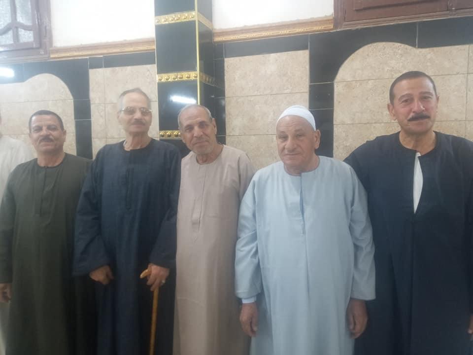 تقدم الإعلامي أحمد شفيق واسرة موقع نبض العالم الاخباري بخالص التهانى القلبية للعمدة : الحاج جلال مجاهد خطاب ، لتوليه منصب عمدة قرية بطا، بمركز بنها، خلفاً لخاله الحاج محمد خضر. حيث قام الإعلامي احمد شفيق أمس بزيارة الحاج جلال مجاهد خطاب لتقديم التهاني القلبية له بمقر دوار العمدة بمناسبة توليه عمودية قريبة بطا، وذلك بعد حصوله على كامل الثقة من وزير الداخلية. وفي هذا الصدد أشاد الاعلامي احمد شفيق بحسن إختيار الحاج جلال لعمودية القرية مشيدا له بالنزاهة والشرف والأمانة، حيث أنه ينتمي لعائلة كبيرة ذات أصول طيبة بالقرية مشهود له بحسن السلوك والخلق، ذاكراً أن الحاج جلال مجاهد خطاب هو أحد أبطال حرب 73 . ونحن سائلين الله له بدوام التوفيق وان يجعله سند للمظلوم ورد الحقوق لأصحابها، وأعانه الله علي خدمة أهل قرية بطا عامة، مع خالص تحياتنا لمعاليه بدوام التوفيق والصحة والعافية والله الموفق و المستعان.