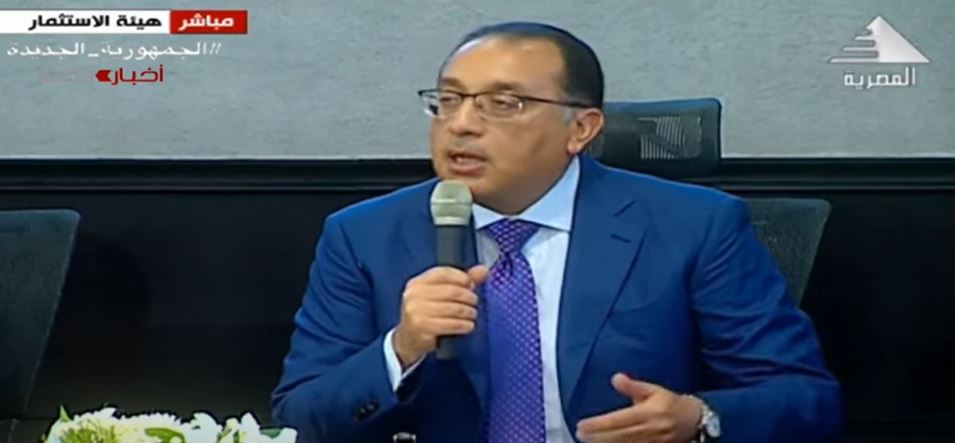 قال الدكتور مصطفى مدبولي، رئيس مجلس الوزراء، إن المحدد الأساسي في مشروعات زيادة الرقعة الزراعية هو المياه وموارد المياه، لذلك ما يتم من مشروعات لتحلية المياه ومعالجة المياه وتبطين الترع والري الحديث، يأتي بهدف تأمين كل قطرة مياه في مصر وشدد رئيس الوزراء خلال مؤتمر صحفي عالمي لمواجهة تداعيات الأزمة الاقتصادية العالمية، على أن مصر لديها حقوق تاريخية واضحة في نهر النيل وبالتالي لا تقف ضد أي تنمية تحدث في أي دولة من دول حوض النيل بل بالعكس تساعد في الكثير من المشروعات بهذه الدول بشركات مصرية. وأكد رئيس الوزراء أن مصر لن تقبل أي ضرر يحدث على مواردها المائية وتتمسك بحقوقها في مياه نهر النيل وتتعامل من هذه الأسس بالهدوء والحكمة مع أشقائها في الدول الإفريقية. وأضاف أن الرقعة المعمورة حاليا، ومع اكتمال المشروعات القومية، سنصل إلى نسبة 14% من مساحة مصر، مشيرا إلى أنه يتم العمل حاليا على هذه المشروعات ليس فقط في المدن الجديدة، ولكن المساحة الأكبر في الاستصلاح الزراعي حيث من المستهدف إضافة 2 مليون فدان للرقعة الزراعية.