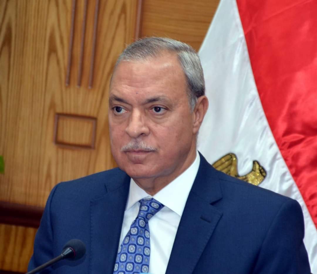 كتب: السيد يوسف في استغاثة عاجلة طالب "مواطن" اللواء عبد الحميد الهجان محافظ القليوبية، إنقاذه من الجهاز التنفيذي المحلي لمركز ومدينة شبين القناطر. حيث ذكر المواطن في استغاثته التي ارسلها عبر صحافة المواطن أن موظفي الوحدة المحلية بطحانوب طالبوا منه تسليم فوري لجميع الاوراق الصادرة له من الوحدة بشأن اصدار رخصة منزل، وهذا لتمزيقها والتوعد له بعمل محاضر إذا تحدث أو طالبا بحقوقه. استغاث المواطن عبد العزيز بدوي وهو من أهالي قرية طحانوب التابعة لمركز ومدينة شبين القناطر بمحافظة القليوبية من الجهاز التنفيذي المحلي بشبين القناطر، وهذا على صفحات ومنصات التواصل الاجتماعي فيسبوك. وأوضح المواطن فى مضمون استغاثته أنه بعد حصوله على رخصة بناء بزمام القرية طحانوب وداخل الحيز العمراني، تفاجئ ببعض الإجراءات أثناء تنفيذه الرخصة الصادرة له بالطرق القانونية وشروعه بالبناء التعسفية والغير قانونية والتى وصفها الكثير من رواد منصات التواصل الاجتماعي فيسبوك بالغباء الإداري والفني واستخدام السلطة بشكل يتنافي مع القانون ( تهديد وتوعد بالايذاء ) وهذا إن لم يرضخ المواطن لمطالب موظفي الوحدة المحلية القروية ومن يتبعها من مجلس المدينة . يحكي المواطن عبدالعزيز بدوي ل جريدة نبض العالم قصته والدموع تنهال من أجفانه قائلا:- توجهت للوحدة المحلية بقرية طحانوب التابعة لمركز ومدينة شبين القناطر وهذا لاستخراج رخصة بناء ، حيث قمت بتقديم الطلب ودفع الرسوم ، ومن ثم بعدها أرسلوا لنا لعمل معاينة على قطعة الأرض، ثم بعدها باسبوع أرسلوا لنا لدفع رسوم الرخصة وبالفعل تم الدفع ثم بعدها بشهر أرسلوا لنا لأخذ خطاب الشبكات وقمت بتسليمه إلى الشبكات وقمت بدفع رسوم وأخذت منهم خطاب الشبكات وقمت بتسليمه إلى الوحدة المحلية ، ثم قاموا بالاتصال بي لاستلام الرخصة النهائية وتم استلام الرخصة. واستطرد المواطن حديثة، وأثناء البناء حضر لنا مندوب فرع شركة الكهرباء وطلب منا ايقاف العمل وذلك لوجود سلك الضغط المتوسط يمر من فوق بناء المنزل ، توجهت إلى الوحدة المحلية وعرضت الأمر عليهم قاموا بعمل خطاب وإصدار رسم كروكى لقطعه الأرض موضحه حدود الجيران ، واكد الرسم الكروكي بأن الأرض داخل الحيز العمراني ، وطالبا الجهاز التنفيذي المحلي شركة الكهرباء بضرورة برفع الضغط المتوسط، و بالفعل رفع خط الضغط المتوسط عن طريق مبادرة حياة كريمة. وأكد المواطن على أن رخصة البناء خاصته ومعها بعض الأوراق الخاصة بي فقدت ، وأشار إلى أنه توجهت إلى الوحدة المحلية وافادوا له بأن يقوم على تحرير محضر بقسم الشرطة بالفقد ، مضيفاً تم عمل محضر شرطة بالفقد وتم تسليم صورة منة للوحدة المحلية قاموا بعدها بتصوير صورة من جميع الأوراق الرخصة والايصالات وبيان الصلاحية والشبكات وأثناء البناء حضر موظفي الوحده المحلية طالبين بوقف تنفيذ البناء وبالسؤال صرحوا لي بأنه تم تمزيق الملف وقطع الصفحة التى بها أسمك من دفتر الرخص. وأوضح المواطن بأنه تم تشكيل لجنة فحص ومعاينة للأرض المشار إليها من مجلس مدينة شبين والوحدة المحلية القروية طحانوب وافادوا بأن الأرض داخل الحيز العمراني وليست أملاك دولة ، مشيرا إلى أنه توجهت يوم الثلاثاء الموافق 2022/3/29 إلى الوحدة لختم الرخصة والايصالات وبيان الصلاحية قال أحد موظفي الوحده بأن موظفه الخزنة تقوم بكتابة صورة طبق الأصل وتم توقيعها على صور الايصالات . أكد المواطن عبدالعزيز بدوي صاحب الشكوي بأن سكرتيرة الوحدة ومعها اثنين موظفين قالوا لنا «بأننا لو فكرنا في شكواهم فى أي جهة حكومية لن تسلمو مننا سوف نعمل لكم محاضر فى الشرطة والا يوجد لدينا حل لك» ، قلت لهم ماهو الحل قالوا لي "بأن أعطيهم صورة الأوراق الرخصة والايصالات وبيان الصلاحية والشبكات التى معى ولن اتكلم فى هذا الموضوع مرة أخرى", وبالفعل قاموا بإرسال وليد النجار وعمل محضر لي فى مركز الشرطة . طالب المواطن عبدالعزيز بدوي بضرورة تدخل محافظ القليوبية اللواء عبدالحميد الهجان وكافة قيادات الجهات المنوط بها التحقيق فى هذا الأمر لإنقاذ من بطش الجهاز التنفيذي المحلي لمدينة شبين القناطر و موظفي الوحده المحلية القروية طحانوب، واستكمال أعمال البناء بناء على التراخيص اللازمة الصادرة له بالطرق القانونية.