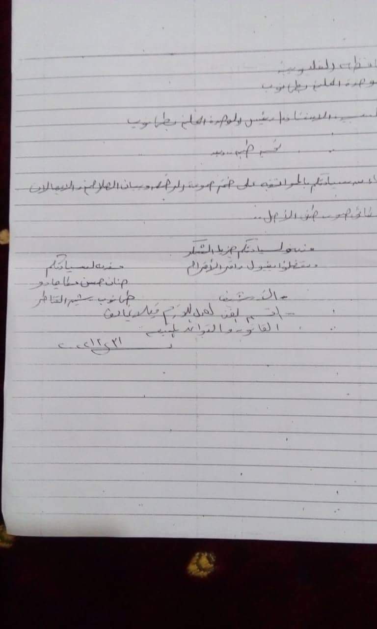 كتب: السيد يوسف في استغاثة عاجلة طالب "مواطن" اللواء عبد الحميد الهجان محافظ القليوبية، إنقاذه من الجهاز التنفيذي المحلي لمركز ومدينة شبين القناطر. حيث ذكر المواطن في استغاثته التي ارسلها عبر صحافة المواطن أن موظفي الوحدة المحلية بطحانوب طالبوا منه تسليم فوري لجميع الاوراق الصادرة له من الوحدة بشأن اصدار رخصة منزل، وهذا لتمزيقها والتوعد له بعمل محاضر إذا تحدث أو طالبا بحقوقه. استغاث المواطن عبد العزيز بدوي  وهو من أهالي قرية طحانوب التابعة لمركز ومدينة شبين القناطر بمحافظة القليوبية من الجهاز التنفيذي المحلي بشبين القناطر، وهذا على صفحات ومنصات التواصل الاجتماعي فيسبوك. وأوضح المواطن فى مضمون استغاثته أنه بعد حصوله على رخصة بناء بزمام القرية طحانوب وداخل الحيز العمراني، تفاجئ ببعض الإجراءات أثناء تنفيذه الرخصة الصادرة له بالطرق القانونية وشروعه بالبناء التعسفية والغير قانونية والتى وصفها الكثير من رواد منصات التواصل الاجتماعي فيسبوك بالغباء الإداري والفني واستخدام السلطة بشكل يتنافي مع القانون ( تهديد وتوعد بالايذاء ) وهذا إن لم يرضخ المواطن لمطالب موظفي الوحدة المحلية القروية ومن يتبعها من مجلس المدينة . يحكي المواطن عبدالعزيز بدوي ل جريدة نبض العالم قصته والدموع تنهال من أجفانه قائلا:- توجهت للوحدة المحلية بقرية طحانوب التابعة لمركز ومدينة شبين القناطر وهذا لاستخراج رخصة بناء ، حيث قمت بتقديم الطلب ودفع الرسوم ، ومن ثم بعدها أرسلوا لنا لعمل معاينة على قطعة الأرض، ثم بعدها باسبوع أرسلوا لنا لدفع رسوم الرخصة وبالفعل تم الدفع ثم بعدها بشهر أرسلوا لنا لأخذ خطاب الشبكات وقمت بتسليمه إلى الشبكات وقمت بدفع رسوم وأخذت منهم خطاب الشبكات وقمت بتسليمه إلى الوحدة المحلية ، ثم قاموا بالاتصال بي لاستلام الرخصة النهائية وتم استلام الرخصة. واستطرد المواطن حديثة، وأثناء البناء حضر لنا مندوب فرع شركة الكهرباء وطلب منا ايقاف العمل وذلك لوجود سلك الضغط المتوسط يمر من فوق بناء المنزل ، توجهت إلى الوحدة المحلية وعرضت الأمر عليهم قاموا بعمل خطاب وإصدار رسم كروكى لقطعه الأرض موضحه حدود الجيران ، واكد الرسم الكروكي بأن الأرض داخل الحيز العمراني ، وطالبا الجهاز التنفيذي المحلي شركة الكهرباء بضرورة برفع الضغط المتوسط، و بالفعل رفع خط الضغط المتوسط عن طريق مبادرة حياة كريمة. وأكد المواطن على أن رخصة البناء خاصته ومعها بعض الأوراق الخاصة بي فقدت ، وأشار إلى أنه توجهت إلى الوحدة المحلية وافادوا له بأن يقوم على تحرير محضر بقسم الشرطة بالفقد ، مضيفاً تم عمل محضر شرطة بالفقد وتم تسليم صورة منة للوحدة المحلية قاموا بعدها بتصوير صورة من جميع الأوراق الرخصة والايصالات وبيان الصلاحية والشبكات وأثناء البناء حضر موظفي الوحده المحلية طالبين بوقف تنفيذ البناء وبالسؤال صرحوا لي بأنه تم تمزيق الملف وقطع الصفحة التى بها أسمك من دفتر الرخص. وأوضح المواطن بأنه تم تشكيل لجنة فحص ومعاينة للأرض المشار إليها من مجلس مدينة شبين والوحدة المحلية القروية طحانوب وافادوا بأن الأرض داخل الحيز العمراني وليست أملاك دولة ، مشيرا إلى أنه توجهت يوم الثلاثاء الموافق 2022/3/29 إلى الوحدة لختم الرخصة والايصالات وبيان الصلاحية قال أحد موظفي الوحده بأن موظفه الخزنة تقوم بكتابة صورة طبق الأصل وتم توقيعها على صور الايصالات . أكد المواطن عبدالعزيز بدوي صاحب الشكوي بأن سكرتيرة الوحدة ومعها اثنين موظفين قالوا لنا «بأننا لو فكرنا في شكواهم فى أي جهة حكومية لن تسلمو مننا سوف نعمل لكم محاضر فى الشرطة والا يوجد لدينا حل لك» ، قلت لهم ماهو الحل قالوا لي "بأن أعطيهم صورة الأوراق الرخصة والايصالات وبيان الصلاحية والشبكات التى معى ولن اتكلم فى هذا الموضوع مرة أخرى", وبالفعل قاموا بإرسال وليد النجار وعمل محضر لي فى مركز الشرطة . طالب المواطن عبدالعزيز بدوي بضرورة تدخل محافظ القليوبية اللواء عبدالحميد الهجان وكافة قيادات الجهات المنوط بها التحقيق فى هذا الأمر لإنقاذ من بطش الجهاز التنفيذي المحلي لمدينة شبين القناطر و موظفي الوحده المحلية القروية طحانوب، واستكمال أعمال البناء بناء على التراخيص اللازمة الصادرة له بالطرق القانونية.