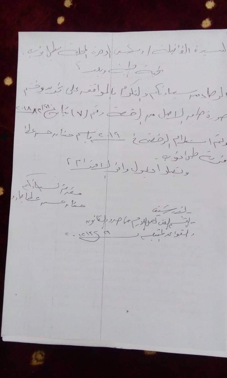 كتب: السيد يوسف في استغاثة عاجلة طالب "مواطن" اللواء عبد الحميد الهجان محافظ القليوبية، إنقاذه من الجهاز التنفيذي المحلي لمركز ومدينة شبين القناطر. حيث ذكر المواطن في استغاثته التي ارسلها عبر صحافة المواطن أن موظفي الوحدة المحلية بطحانوب طالبوا منه تسليم فوري لجميع الاوراق الصادرة له من الوحدة بشأن اصدار رخصة منزل، وهذا لتمزيقها والتوعد له بعمل محاضر إذا تحدث أو طالبا بحقوقه. استغاث المواطن عبد العزيز بدوي  وهو من أهالي قرية طحانوب التابعة لمركز ومدينة شبين القناطر بمحافظة القليوبية من الجهاز التنفيذي المحلي بشبين القناطر، وهذا على صفحات ومنصات التواصل الاجتماعي فيسبوك. وأوضح المواطن فى مضمون استغاثته أنه بعد حصوله على رخصة بناء بزمام القرية طحانوب وداخل الحيز العمراني، تفاجئ ببعض الإجراءات أثناء تنفيذه الرخصة الصادرة له بالطرق القانونية وشروعه بالبناء التعسفية والغير قانونية والتى وصفها الكثير من رواد منصات التواصل الاجتماعي فيسبوك بالغباء الإداري والفني واستخدام السلطة بشكل يتنافي مع القانون ( تهديد وتوعد بالايذاء ) وهذا إن لم يرضخ المواطن لمطالب موظفي الوحدة المحلية القروية ومن يتبعها من مجلس المدينة . يحكي المواطن عبدالعزيز بدوي ل جريدة نبض العالم قصته والدموع تنهال من أجفانه قائلا:- توجهت للوحدة المحلية بقرية طحانوب التابعة لمركز ومدينة شبين القناطر وهذا لاستخراج رخصة بناء ، حيث قمت بتقديم الطلب ودفع الرسوم ، ومن ثم بعدها أرسلوا لنا لعمل معاينة على قطعة الأرض، ثم بعدها باسبوع أرسلوا لنا لدفع رسوم الرخصة وبالفعل تم الدفع ثم بعدها بشهر أرسلوا لنا لأخذ خطاب الشبكات وقمت بتسليمه إلى الشبكات وقمت بدفع رسوم وأخذت منهم خطاب الشبكات وقمت بتسليمه إلى الوحدة المحلية ، ثم قاموا بالاتصال بي لاستلام الرخصة النهائية وتم استلام الرخصة. واستطرد المواطن حديثة، وأثناء البناء حضر لنا مندوب فرع شركة الكهرباء وطلب منا ايقاف العمل وذلك لوجود سلك الضغط المتوسط يمر من فوق بناء المنزل ، توجهت إلى الوحدة المحلية وعرضت الأمر عليهم قاموا بعمل خطاب وإصدار رسم كروكى لقطعه الأرض موضحه حدود الجيران ، واكد الرسم الكروكي بأن الأرض داخل الحيز العمراني ، وطالبا الجهاز التنفيذي المحلي شركة الكهرباء بضرورة برفع الضغط المتوسط، و بالفعل رفع خط الضغط المتوسط عن طريق مبادرة حياة كريمة. وأكد المواطن على أن رخصة البناء خاصته ومعها بعض الأوراق الخاصة بي فقدت ، وأشار إلى أنه توجهت إلى الوحدة المحلية وافادوا له بأن يقوم على تحرير محضر بقسم الشرطة بالفقد ، مضيفاً تم عمل محضر شرطة بالفقد وتم تسليم صورة منة للوحدة المحلية قاموا بعدها بتصوير صورة من جميع الأوراق الرخصة والايصالات وبيان الصلاحية والشبكات وأثناء البناء حضر موظفي الوحده المحلية طالبين بوقف تنفيذ البناء وبالسؤال صرحوا لي بأنه تم تمزيق الملف وقطع الصفحة التى بها أسمك من دفتر الرخص. وأوضح المواطن بأنه تم تشكيل لجنة فحص ومعاينة للأرض المشار إليها من مجلس مدينة شبين والوحدة المحلية القروية طحانوب وافادوا بأن الأرض داخل الحيز العمراني وليست أملاك دولة ، مشيرا إلى أنه توجهت يوم الثلاثاء الموافق 2022/3/29 إلى الوحدة لختم الرخصة والايصالات وبيان الصلاحية قال أحد موظفي الوحده بأن موظفه الخزنة تقوم بكتابة صورة طبق الأصل وتم توقيعها على صور الايصالات . أكد المواطن عبدالعزيز بدوي صاحب الشكوي بأن سكرتيرة الوحدة ومعها اثنين موظفين قالوا لنا «بأننا لو فكرنا في شكواهم فى أي جهة حكومية لن تسلمو مننا سوف نعمل لكم محاضر فى الشرطة والا يوجد لدينا حل لك» ، قلت لهم ماهو الحل قالوا لي "بأن أعطيهم صورة الأوراق الرخصة والايصالات وبيان الصلاحية والشبكات التى معى ولن اتكلم فى هذا الموضوع مرة أخرى", وبالفعل قاموا بإرسال وليد النجار وعمل محضر لي فى مركز الشرطة . طالب المواطن عبدالعزيز بدوي بضرورة تدخل محافظ القليوبية اللواء عبدالحميد الهجان وكافة قيادات الجهات المنوط بها التحقيق فى هذا الأمر لإنقاذ من بطش الجهاز التنفيذي المحلي لمدينة شبين القناطر و موظفي الوحده المحلية القروية طحانوب، واستكمال أعمال البناء بناء على التراخيص اللازمة الصادرة له بالطرق القانونية.