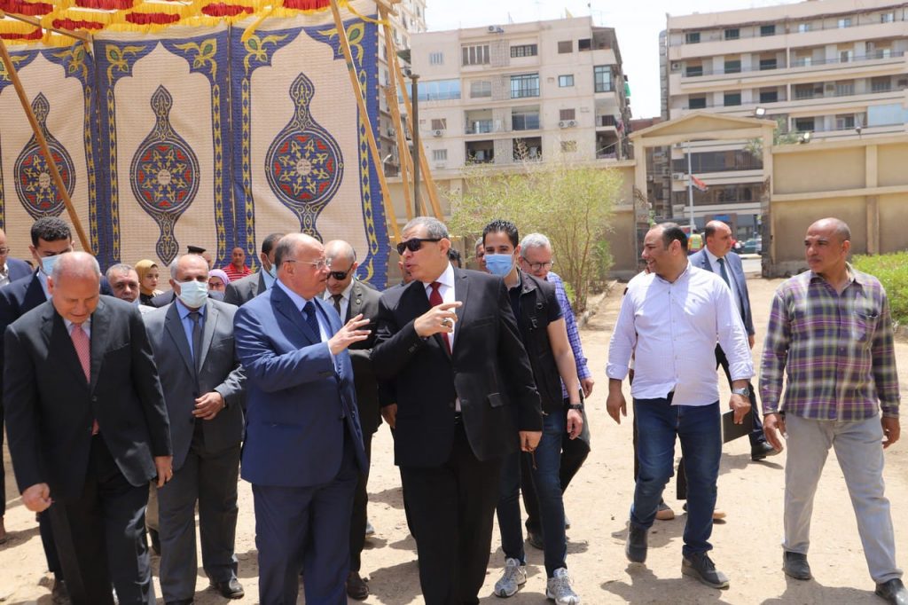 تفقد وزير القوى العاملة محمد سعفان، رئيس اللجنة العليا المشرفة علي الانتخابات النقابية العمالية، يرافقه اللواء خالد عبد العال محافظ القاهرة، اليوم السبت مقر قبول طلبات الترشح الخاصة بعملية انتخابات المنظمات النقابية العمالية بمحافظة القاهرة، وذلك بالمركز القومي لدراسات السلامة والصحة المهنية وتأمين بيئة العمل بميدان الحجاز بمصر الجديدة ، للوقوف علي إعداده جيدا لتلقي طلبات الترشح في سهولة ويسر من المرشحين المقرر لها غدا الأحد وبعد غد الأثنين، فضلا عن متابعة العملية الانتخابية بالمحافظة. في مستهل الجولة شهد الوزير والمحافظ الأماكن المخصصة لتلقى طلبات الترشح للمنظمات النقابية وفقا للتصنيف النقابي التي حددته الوزارة في مراحل العملية الانتخابية وفقا للقانون. وأوضح الوزير أنه تم تحديد العملية الانتخابية على مرحلتين الأولى بها 15 منظمة نقابية، أما الثانية تتضمن 14 منظمة نقابية، يتم خلالهما تلقى طلبات الترشح والبت فيها وتقديم التظلمات والطعون والبت فيها من قبل اللجنة المشكلة إلي إعلان النتيجة وتقديم الأوراق النهائية. وقال الوزير : إن الوزارة حرصه على تنظيم العملية الانتخابية للمنظمات النقابية، حيث شكلت لجنة عليا مشرفة عليه برئاسته، تتابع العملية الانتخابية على مدار ٢٤ ساعة، من خلال غرفة مركزية بديوان الوزارة، وغرف متابعة تابعة لها بمديريات القوى العاملة علي مستوى 27 محافظة، مشيرا إلي أنه تم التواصل والتنسيق مع العديد من الجهات، ومنها وزارتي الكهرباء والطاقة، والداخلية، والدفاع المدني لتأمين مكان تلقى الطلبات بالمركز. واستطرد قائلا كإن المركز القومي للسلامة والصحة المهنية تم تجهيزه بكافة الوسائل اللازمة لتوفير سبل الراحة وتتيح السهولة في تلقي الطلبات وتسجيلها على المنظومة الرقمية المعدة لذلك من قبل مركز المعلومات التابع للوزارة. ووجه الوزير، القائمين على تجهيز مقار تلقى الطلبات بسرعة الانتهاء من التجهيزات الخاصة بمكان تلقى الطلبات، و توفير كافة وسائل الراحة والأمان والسلامة لكل المتقدمين على الترشح . وقال الوزير : إنه علي متلقي طلبات الترشح التحقق من قبول طلب الترشح المقدم من المرشح بشخصه أو من وكيله الخاص بموجب توكيل رسمي موجه إلى اللجنة العامة المشرفة على الإنتخابات ، على أن يشتمل طلب الترشح على البيانات الأساسية للمرشح المتمثلة في : الإسم الرباعي واسم الشهرة إن وجد ، والرقم القومي ، وتاريخ ومحل الميلاد ، والمهنة أو الوظيفة ، ومحل الإقامة ، وجهة العمل ، والمؤهل الدراسي ، والنقابة المهنية التى ينتمي إليها إن وجدت . وأوضح أن الأوراق المطلوبة للترشح هي : صورة من بطاقة الرقم القومي سارية ، صورة من شهادة الميلاد المميكنة ، وشهادة معتمدة من جهة العمل تتضمن وظيفة المرشح ودرجته الوظيفية ونوع التعاقد ، وشهادة آداء الخدمة العسكرية أو الإعفاء منها أوصورة طبق الأصل منها ، وشهادة إتمام التعليم الأساسي أو محو الامية أوض روة طبق الاصل منها ، وصحيفة الحالة الجنائية على ان تكون لم يمض على صدورها أكثر من ثلاثة أشهر وتقبل إذا كانت موجهة إلى اللجنة العامة المشرفة على الانتخاب ، أو مديرية القوى العاملة ، أو وزارة القوى العاملة أو الانتخابات النقابية العمالية أو أى صيغة تفيد ما سبق . كما شملت الأوراق المطلوبة للترشح ، شهادة من المنظمة النقابية المعنية تفيد عضوية المرشح في الجمعية العمومية وسداده اشتراكاتها بصفة منتظمة للمدة التى تحددها لائحة النظام الأساسى للمنظمة النقابية أو إفادة من جهة عمله تفيد ذلك ، أو إفادة من واقع قاعدة البيانات بالجهة الإدارية ، وإقرار موقع من المرشح العامل بالقطاع الخاص يفيد بأنه غير مختص أو مفوض في ممارسة كل أو بعض سلطات صاحب العمل ( العاملين بالقطاع الخاص فقط) ، و إقرار موقع من المرشح بأنه غير منضم إلى أية منظمة نقابية عمالية من ذات المستوي والتصنيف النقابي المهني . إقرار من المرشح بأنه ليس صاحب عمل في أى نشاط تجاري أو صناعي أو زراعي أو خدمي ، وإقرار موقع من المرشح بأنه ليس شاغلاً لوظيفة قيادية في الحكومة ووحدات الإدارة المحلية والهيئات العامة خدمية أو إقتصادية والاجهزة الحكومية التى لها موازنات خاصة ، وشركات القطاع العام ، وقطاع الأعمال العام ، والقطاع الاستثماري ، والقطاع المشترك ، والقطاع التعاوني ، وأنه ليس رئيس قطاع او رئيس أو عضو مجالس إدارة الهيئات أو الشركات من الأعضاء المعينين. كما تتضمن الأوراق المطلوبة ، إقرار موقع من المرشح بأنه ليس مالكاً أو حائزاً لأكثر من ثلاثة أفدنة إذا كان الترشح لعضوية مجلس إدارة المنظمة النقابية الزراعية المهنية ، فضلاً عن شهادة رسمية معتمدة وسارية تفيد خلو المرشح من السموم . من جانبه أثنى محافظ القاهرة ، على أماكن تلقى الطلبات والمجهودات التي بذلتها وزارة القوى العاملة لتجهيزه وتوفير كافة وسائل الراحة للمواطنين المتقدمين على الترشح للدورة الجديدة من انتخابات المنظمات النقابية 2022 – 2026 ، متمنياً التوفيق والنجاح للدورة الحالية والنجاح في تشكيل مجالس إدارة النقابات العمالية التي تعد تعبيراً حقيقياً عن الحركة العمالية وتدافع عن حقوقهم ومكتسباتهم . حضور التفقد إبراهيم صابر نائب محافظ القاهرة للمنطقة الشرقية، وحسين صبري البكباشي مستشار الوزير للمعلومات، واحمد جادو المستشار المالي للوزير، ومدحت الغمراوي مدير مديرية القوي العاملة بالقاهرة ورئيس اللجنة العامة المشرفة على الانتخابات ، وأحمد نظمي وكيل المديرية، وتامر بدوي مدير المركز القومي للسلام، ورضا العربي مساعد المستشار المالي.