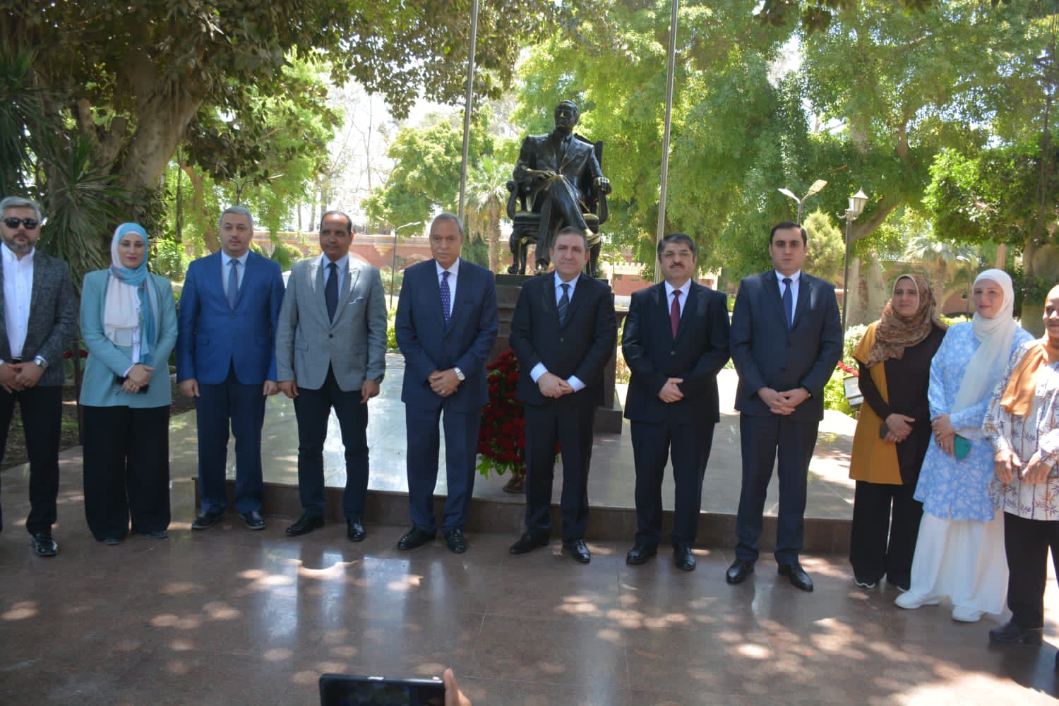  إستقبل عبد الحميد الهجان محافظ القليوبية، اليوم بحديقة الصداقة المصرية الأذربيجانية بالقناطر الخيرية السفير تورال رضا ييف سفير جمهورية أذربيجان بالقاهرة والدكتور/سيمور ناصيروف رئيس الجالية الأذربيجانية ، وأعضاء السفارة الأذربيجانية لوضع إكليل من الزهور على تمثال الزعيم حيدر علييف بمناسبة ذكرى ميلاده بالقناطر الخيرية. وذلك في إطار اتفاقية التآخي بين محافظة أبشرون بأذربيجان ومحافظة القليوبية بمصر. ويعتبر حيدر علييف هو من أسس دولة أذربيجان وكان رئيسًا لها بناء على طلب الشعب، وأحدث طفرة اقتصادية بها، وأقامت محافظة القليوبية تمثالاً للزعيم الراحل فى حديقة أطلق عليها إسم "حديقة الصداقة المصرية الأذربيجانية" في ظل العلاقات المتبادلة والاتفاقيات التي وقعتها محافظة القليوبية مع أذربيجان فى عدد من المجالات المختلفة واتفاقية تعاون مشترك مع محافظة أبشرون الأذربيجانية. وأعرب محافظ القليوبية، خلال لقائه بالسادة الضيوف عن سعادته البالغة بهذا الاحتفال السنوي الذي تقوم به المحافظة ومشاركتها بيوم الوفاء للزعيم حيدر علييف، مشيرًا إلى أن المحافظة سعيدة بالتآخى بينها وبين محافظة أبشرون الأذربيجانية. كما أهدى محافظ القليوبية درع المحافظه للسفير/ تورال رضاييف سفير جمهورية أذربيجان بالقاهرة تقديرا لدعمه المستمر لتوطيد أواصر الصداقة والتعاون بين البلدين معربا أن مصر تعد أجمل مقصد سياحي، ونأمل زيادة عدد السائحين الأذربيجانيين خلال الأيام القادمة . ومن جانبه، أكد الدكتور سيمور ناصيروف رئيس الجالية الأذربيجانية حكومة وشعبا مساندة مصر المستقبل في كل خطواتها مشيرا أنه لمس من سائر المسئولين في الحكومة الأذربيجانية تقديرهم واعتزازهم بالقيادة السياسية المصرية، مقدما الشكر إلى المحافظ لاهتمامه بالعلاقات الثنائية بين أذربيجان ومصر مشيرا إلى أن بلاده نجحت في التآخي بين محافظة أبشرون بأذربيجان والقليوبية في مصر، كما قمنا بالتآخي مع محافظات أخرى بمصر مثل محافظة شمال سيناء والخطوة القادمة ستكون القاهرة .