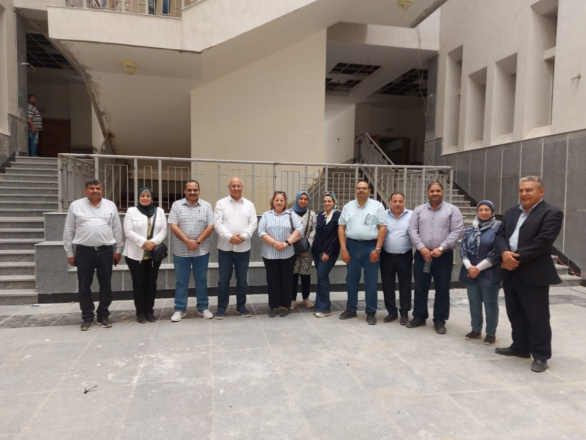 تفقد الدكتور جمال سوسة رئيس جامعة بنها، مشروع إنشاء مبنى المدرجات الجديد بمقر الجامعة بمدينة العبور. واطلع رئيس الجامعة على نسبة الإنجاز في مشروع مبنى المدرجات بالعبور ، حيث جارى الانتهاء من التشطيبات الداخلية للمشروع ، موجها الشكر لاستشاري ومهندسي المشروع على الجودة والالتزام بالجدول الزمني وجودة التنفيذ والتجهيزات اللازمة طبقا للمواصفات المعتمدة. وقال الدكتور جمال سوسه ان مشروع إنشاء مبنى المدرجات بالعبور والمقام على مساحة إجمالية 19500 متر مربع، ويضم 20 مدرجا تعليميا، ويسع المدرج الواحد 250 طالبًا، وذلك لإتاحة الفرصة واستيعاب أكبر عدد من الطلاب المتقدمين للالتحاق لجامعة بنها. جاءت الجولة بحضور الدكتور تامر سمير نائب رئيس الجامعة لشئون التعليم والطلاب ، والدكتور محمد سعيد المستشار الهندسي للجامعة، والدكتور حازم عليوة القائم بعمل المدير الأكاديمي لمقر العبور، والأستاذة شيرين شوقى أمين عام الجامعة ، والأستاذ رفعت نان أمين الجامعة المساعد للشئون الادارية ، والأستاذ أيمن بيومي أمين الجامعة المساعد للشئون المالية ، والأستاذة رانيا معتز أمين الجامعة المساعد لشئون خدمة المجتمع وتنمية البيئة ، ومجموعة من الاستشاريين ومهندسي الإنشاءات والمشروعات.