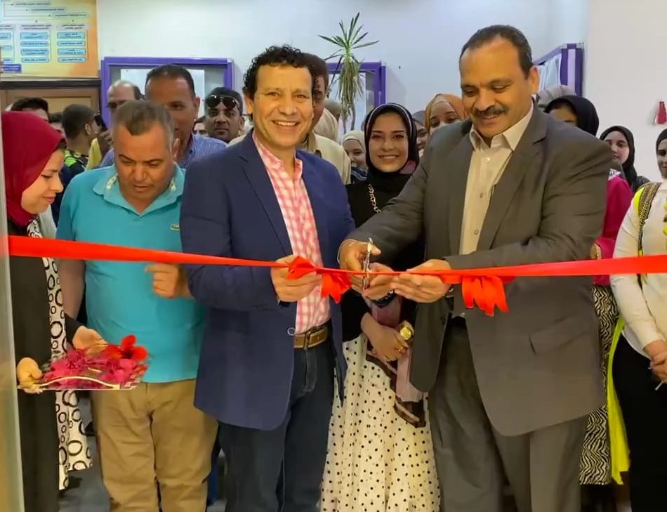 افتتح الدكتور تامر سمير نائب رئيس جامعة بنها لشئون التعليم والطلاب معرض " حكايات تزجة " والذي نظمته كلية الفنون التطبيقية، برعاية الدكتور جمال سوسة رئيس الجامعة. جاء هذا بحضور الدكتور عبد المؤمن شمس القرنفيلي عميد الكلية، والدكتور سيد الملقي وكيل الكلية لشئون خدمة المجتمع وتنمية البيئة والدكتور محمد العوامي رئيس قسم المنتجات المعدنية والحلي وعدد من أعضاء هيئة التدريس والطلاب. واستمع نائب رئيس الجامعة ومرافقوه إلى شرح من الدكتورة نهلة حسن مدرس قسم المنتجات المعدنية والحلي ، ومجموعة من الطلاب عن فكرة المعرض والذي ضم مجموعة متنوعة ومتكاملة من أعمال الفرقة الثانية بقسم المنتجات المعدنية والحلي والتي ضمت حوالي 200 قطعة حلي تنوعت بين " قلادات – أساور – خواتم – حلقان " ، وذلك بمشاركة المشرفين من أعضاء هيئة التدريس و معاونيهم. وقال الدكتور تامر سمير خلال الافتتاح ان الجامعة حريصة على دعم وتشجيع الطلاب، وتحفيزهم على الاستمرار في الإبداع والبحث للإطلاع على كل ماهو جديد في مجالاتهم.