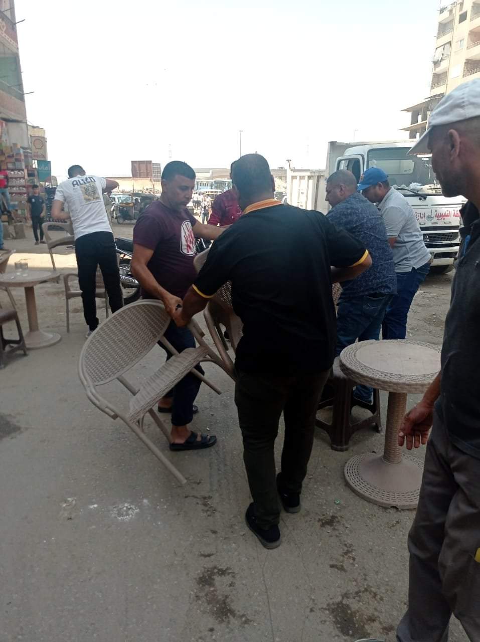 عبد الحميد الهجان محافظ القليوبية يكشر عن انيابة بعد انتشار ظاهرة الباعة الجائلين بالطرق العامة ونفق ناصر بحي غرب شبرا الخيمه، ورئاسة حي غرب تنتفض وتكثف حملاتها على الإشغالات والخارجين عن القانون والنظام . قام الجهاز التنفيذي المحلي بحي غرب شبرا الخيمه بعده حملات لفض كافة الإشغالات والباعة الجائلين بالطرق العامة بنطاق الحي، حيث قام الحي بشن حملة مكبرة برئاسة اللواء ماهر كامل رئيس الحي بالتعاون من شرطة المرافق برئاسة الرائد محمد هشام ، بعده مناطق مختلفة وهي شارع احمد عرابي وش ١٥ مايو و المؤسسة شرق السكة الحديد ومنطي الترعة البولاقيه ونفق ناصر ، واسفرت الحملة على تحرير عدد ٢١ محضر اشغال وعدد ١ محضر بائع متجول وعدد ٥ محاضر بدون تراخيص . وأكد رئيس الحي اللواء ماهر كامل على استمرار الحملة للحفاظ على المظهر الحضاري وتيسير حركة السير الأمن أمام المواطنين.