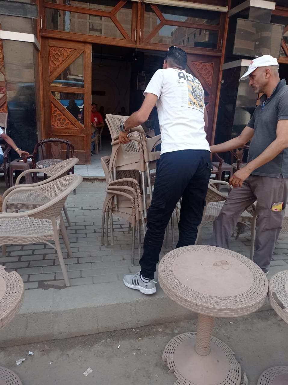 عبد الحميد الهجان محافظ القليوبية يكشر عن انيابة بعد انتشار ظاهرة الباعة الجائلين بالطرق العامة ونفق ناصر بحي غرب شبرا الخيمه، ورئاسة حي غرب تنتفض وتكثف حملاتها على الإشغالات والخارجين عن القانون والنظام . قام الجهاز التنفيذي المحلي بحي غرب شبرا الخيمه بعده حملات لفض كافة الإشغالات والباعة الجائلين بالطرق العامة بنطاق الحي، حيث قام الحي بشن حملة مكبرة برئاسة اللواء ماهر كامل رئيس الحي بالتعاون من شرطة المرافق برئاسة الرائد محمد هشام ، بعده مناطق مختلفة وهي شارع احمد عرابي وش ١٥ مايو و المؤسسة شرق السكة الحديد ومنطي الترعة البولاقيه ونفق ناصر ، واسفرت الحملة على تحرير عدد ٢١ محضر اشغال وعدد ١ محضر بائع متجول وعدد ٥ محاضر بدون تراخيص . وأكد رئيس الحي اللواء ماهر كامل على استمرار الحملة للحفاظ على المظهر الحضاري وتيسير حركة السير الأمن أمام المواطنين.