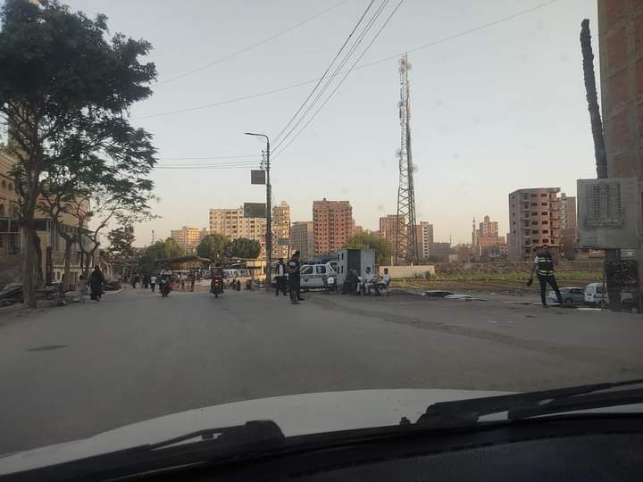 شنت محافظة القليوبية حملة مكبرة على مدخل قرية بطا وكفر الجزار بمدينة بنها، على مدار يومين الماضيين لتطهير المنطقة بالكامل من جميع الإشغالات والتعديات ومنع انتظار السيارات والتكاتك بالمدخل الرئيسي وعمل خدمة أمنية مستديمة بالمنطقة لمنع أي تعديات او سلوك خاطئ وتسيير الحركة المرورية، وذلك بالتنسيق مع مديرية الأمن. وجاء هذا لإعادة الانضباط للشوارع وتحقيق السيولة المرورية وتخفيف الزحام، وكذلك ورفع مستوى الخدمات المقدمة للمواطنين، وتسهيل النقل والانتقال بالشوارع وتسيير الحركة المرورية. واستعادت المحافظة الحركة المرورية بكامل طاقتها وإزالة كل مايعوق الطريق سواء من باعه جائلين أو من سائقي السيارات والتكاتك. والجدير بالذكر ان مواطني القليوبية "عامة" وبنها وبطا وكفر الجزار وعزبة السوق بشكل "خاص" قد قاموا بمناشدة المسؤولين بإغاثتهم من ظاهرة انتشار الباعة الجائلين التي تسبب إشغال وإعاقة المرور بالطريق العام وانتشار المخلفات والقمامة ومواقف التكاتك والسيارات العشوائية، والتي طالما طالت من راحتهم وعاقت حياتهم اليومية، الا ان جاء الرد فعلي من المسؤولين فور تلقي استغاثات المواطنين. وقام اللواء عبدالحميد الهجان محافظ القليوبية، بالتنسيق مع اللواء غالب مصطفي مدير أمن القليوبية، واللواء امجد محفوظ مدير إدارة المرور، والمهندس علي عبدالستار رئيس مجلس مدينة بنها، والمهندس حماده وهدان نائب رئيس المجلس، بشن حملات مكثفة علي مدار يومين لإزالة كل ما يعوق حركة المرور ويزعج المواطنين، واتخاذ الإجراءات القانونية حيال المتعدين لردع كل من تسول له نفسه مخالفة القانون، متوعدين ببذل مزيد من الجهد والعمل. وفي هذا السياق أكد محافظ القليوبية أن الجهاز التنفيذي للمحافظة يعمل على تقديم أفضل الخدمات للمواطنين بمراكز وأحياء المحافظة، خاصة التي تمس الحياة اليومية. وشدد المحافظ على استمرار شن الحملات والمتابعة الدورية للشوارع والميادين الرئيسية وعدم السماح بالتعدي على حرم الطريق وإلزام أصحاب المحلات التجارية بحدود محلاتهم مع تحرير محاضر للمخالفين واتخاذ كافة الاجراءات القانونية اللازمة حيالهم. ولاقت نتائج الحملات التي شنتها المحافظة علي هذه المناطق واستعادة المظهر الحضاري على استِبشار من المواطنين، حيث عانوا كثيرا في معايشتهم اليومية. وعلق المواطنين علي ما حدث بمدخل قريه بطا بكفر الجزار أن ما يفعله مدير الأمن ومدير إدارة المرور هذه هي رسالتهم السامية التي ينادي بها الرئيس في بناء حياة كريمة وأول بناء الحياه الكريمة هو الأمن والأمان