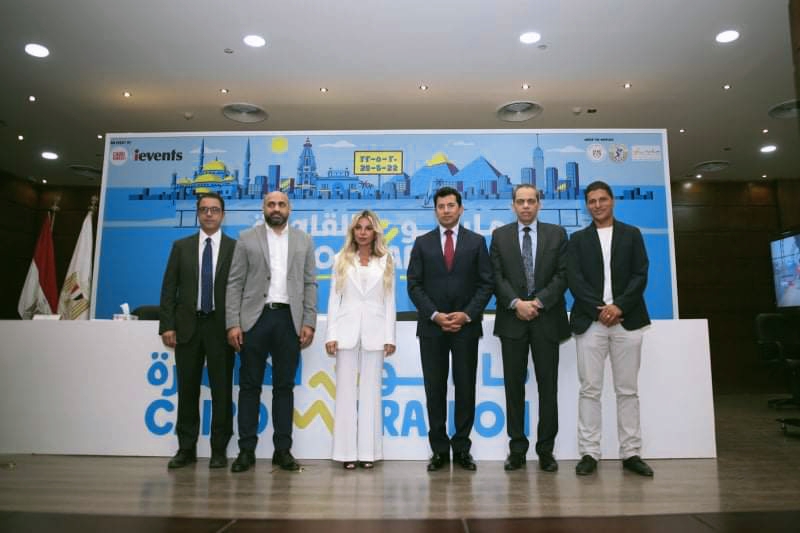 تنظم شركة ievents، الرائدة عالمياً في مجال تنظيم الأحداث والفعاليات، وشركة Cairo Runners، المتخصصة في تنظيم الماراثونات الرياضية، "ماراثون القاهرة" في 15مايو في نسخته التاسعة في شوارع حي مصر الجديدة العريق ذو التراث المعماري الفريد، لدعم الصحة العقلية والنفسية، وذلك تحت رعاية وزارة الشباب والرياضة. وجاء الإعلان عن النسخة الجديدة من "ماراثون القاهرة" خلال مؤتمر صحفي بحضور كلٍ من الدكتور أشرف صبحي، وزير الشباب والرياضة، وعمرو منسي، رئيس مجلس إدارة شركة ievents، وإبراهيم صفوت، مؤسس Cairo Runners ، ودكتور كريم أكرم، عضو مجلس إدارة اتحاد ألعاب القوى، والمهندس تامر محمد ناصر، العضو المنتدب والرئيس التنفيذي لشركة مصر الجديدة للإسكان والتعمير، والأستاذ محمد علاء، الرئيس التنفيذي لشركة شيزلونج، وإلى جانب مجموعة من ممثلي الوزارة والصحفيين. وتتميز نسخة هذا العام المقامة تحت شعار RunWithIt بطبيعة خاصة لكونه الحدث الرياضي الأول الذي يستهدف دعم المرضى النفسيين، وذلك بعد التفاعل الكبير من مختلف الفئات والجهات بصحة المواطن النفسية، ورفع الوعي عن أهمية متابعة تلك الأمراض. صرح الدكتور أشرف صبحي، "يسعدني أن أعلن رسمياً عن إطلاق "ماراثون القاهرة" في نسخته هذا العام كأول ماراثون رسمي يحمل اسم عاصمة مصر، حيث ستعمل كافة قطاعات الوزارة بالتعاون مع شركاء القطاع الخاص المنظمين للحدث على استدامته في الأعوام القادمة. ويأتي دعم وزارة الشباب والرياضة لهذا الحدث في إطار توجيهات السيد الرئيس عبد الفتاح السيسي بتوفير فرص ممارسة الرياضة بدون قيود أو عقبات لجميع المصريين. بالإضافة إلي اننا نسعي في وزارة الشباب والرياضة بشكل دائم على بحث سبل دعم شركات قطاع الرياضة وتنميتها لتقوم بدورها في الترويج للسياحة الرياضية في مختلف أنحاء مصر بكافة أنواع الرياضات. وأعرب عمرو منسي، عن شكره وتقديره للدعم الكبير الذي قامت به وزارة الشباب والرياضة من أجل نشر الوعي عن أهمية الصحة النفسية وتعريف المصريين بمبادئ الحفاظ عليها. وأضاف أن نجاح المارثون لم يقتصر فقط على التغلب على التحدي التنظيمي في شوارع مصر الجديدة، بل امتد لتنظيم الماراثون بالتوافق مع معايير السباقات الدولية من هذا المستوى الضخم. واسترسل في حديثه قائلا: "سعداء بتعاوننا مع شركة Cairo Runners حيث أننا لن نكتفي فقط بالماراثون على المستوى المحلي ولكن نتطلع إلى نقله إلى مستوى أكبر ليصبح دوليا، فنحن نبني ماراثونًا سيصبح عالميًا في المستقبل، ولهذا السبب اخترنا التعاون مع شركة Cairo Runners هذا العام لتشاركنا هذه الرؤية لنقل الماراثون إلى مستوى أعلى ". وأوضح ابراهيم صفوت، أن "ماراثون القاهرة ليس فقط ماراثون جري للرياضة ولكنه مبادرة تدعو إلى التغيير وتدعم الدمج والتنوع المجتمعي، ولهذا السبب ننشر الوعي عن الصحة النفسية هذا العام"، مضيفا "ماراثون القاهرة يتولى كل عام قضية مختلفة لها أهمية وتأثير في المجتمع لتكون سبب للماراثون". وذكر " فخور جدًا بعودة الماراثون مرة أخرى بعد عامين وسعيد بأن هذه هي المرة الأولى في التاريخ التي تُغلق فيها شوارع حي مصر الجديدة تمامًا مما يُظهر جمال مصر الجديدة وأحيائها، وهذا ما يجعلني واثقًا من أن هذا الماراثون سيصل إلى مستوى دولي قريبًا جدًا مثلما ذكر عمرو منسي". الجدير بالذكر أن الماراثون ينقسم إلى 5 فئات وهي، النصف ماراثون مسافة 21 كيلو متر، وسباق 10 كيلو متر، وسباق 5 كيلو متر، وسباق العائلات مسافة 2 كيلو متر، وسباق ذوي الهمم مسافة 2 كيلومتر. كما يساهم الماراثون في اظهار الجمال الحقيقي للقاهرة، وما تتميز به من تمازج الطرز المعمارية المتنوعة في حي مصر الجديدة ما بين الروماني والفرنسي والحديث. 