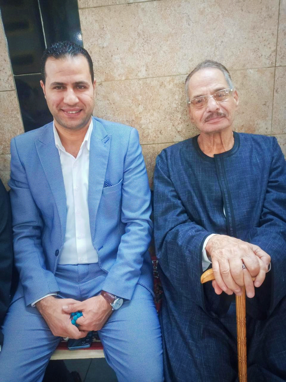 تقدم الإعلامي أحمد شفيق واسرة موقع نبض العالم الاخباري بخالص التهانى القلبية للعمدة : الحاج جلال مجاهد خطاب ، لتوليه منصب عمدة قرية بطا، بمركز بنها، خلفاً لخاله الحاج محمد خضر. حيث قام الإعلامي احمد شفيق أمس بزيارة الحاج جلال مجاهد خطاب لتقديم التهاني القلبية له بمقر دوار العمدة بمناسبة توليه عمودية قريبة بطا، وذلك بعد حصوله على كامل الثقة من وزير الداخلية. وفي هذا الصدد أشاد الاعلامي احمد شفيق بحسن إختيار الحاج جلال لعمودية القرية مشيدا له بالنزاهة والشرف والأمانة، حيث أنه ينتمي لعائلة كبيرة ذات أصول طيبة بالقرية مشهود له بحسن السلوك والخلق، ذاكراً أن الحاج جلال مجاهد خطاب هو أحد أبطال حرب 73 . ونحن سائلين الله له بدوام التوفيق وان يجعله سند للمظلوم ورد الحقوق لأصحابها، وأعانه الله علي خدمة أهل قرية بطا عامة، مع خالص تحياتنا لمعاليه بدوام التوفيق والصحة والعافية والله الموفق و المستعان.