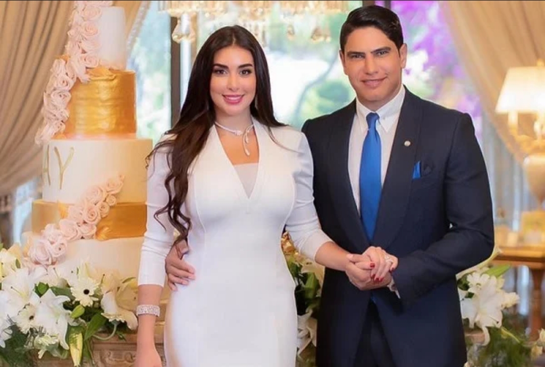 هيمنت حالة من الجدل بين رواد مواقع التواصل الاجتماعي مع انتشار أنباء عن انفصال رجل الأعمال أحمد أبوهشيمة عن زوجته الفنانة ياسمين صبري. فيما زادت تخمينات البعض حول هذا الأمر ولماذا قام الثنائي بحذف صورهما التي تجمعهما من حساباتهما على مواقع التواصل الاجتماعي وتحديدا موقع انستجرام، بعد أن كشفت مصادر أن الساعات الماضية قد شهدت الانفصال بشكل ودي بين الطرفين. امتدت العلاقة الزوجيةبين أحمد أبو هشيمة وياسمين صبري لمدة عامين، فقد أعلنا زواجهما في أبريل من عام 2020 بحضور أسرتيهما وعدد من أصدقائهما المقربين، إذ اكتفيا بهذا التجمع العائلي في إطار الإجراءات الاحترازية لمواجهة فيروس كورونا وقتها. خلال هاذين العامين لاحقتهم شائعتين حول انفصالهما الأولى بعد 3 أشهر من الزواج وبالتحديد في شهر يوليو ولكن خرجت ياسمين صبري لترد على تلك الشائعة من خلال حسابها الرسمي على Instgram من خلال نشر صورة تجمعها بزوجها ومصاحبة لها بتعليق قلب فقط، ليرد عليها أبو هشيمة في التعليقات بكلمة "أحبك"، لينفيا الثنائي تلك الشائعة. في الفترة من يوليو 2020 حتى مارس 2022 عاش الثنائي حياة هادئة بعيدا عن الشائعات تخللها العديد من الصور الرومانسية والحفلات والمناسبات التي ظهرا فيها سويا وظهرت عليهما علامات الحب والاستقرار في علاقتهما. وفي أبريل الماضي ضربت الشائعة الثانية جدران العلاقة بين أبو هشيمة وياسمين صبري مجددا ولكن الثنائي قررا الرد على هذه الشائعة بنشر صورة واحدة مقسمة إلى نصفين، كل منهما نشر نصفها عبر حسابه الخاص على موقع التواصل الاجتماعي، وبدمج الصورتين تظهر صورة لنفس المكان والزمان حيث يقضيان معًا وقتًا مميزًا على البحر، ووضع كل منها قلب أحمر تعليقًا على الصورة، في نفي غير مباشر على أنباء انفصالهما. والسؤال هنا هل تم إسدال الستار على علاقة أبو هشيمة وياسمين صبري؟ أم سيكونا لهما رأيا آخر خاصة مع عدم إعلان أية من الطرفين حتى الآن بشكل رسمي هذا الأم تؤكد وقوع الانفصال بينهما حيث اكتفيا بحذف صورهما فقط.