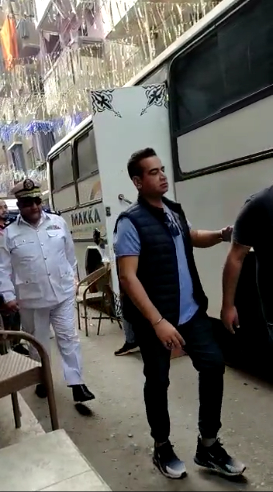 ننشر لقطات حية للفنان بيومي فؤاد في مدينة بنها اليوم، اثناء تصوير فيلمه الجديد، بمشاركة النجم أحمد مكي، والفنانة امينة خليل وتيام مصطفى قمر. تدور أحداث الفيلم حول شخصية لواء شرطة وقع له حادث وتدور الاحداث الفيلم في اطار انه هيكون بعد الحادثة كان في مكان ميعرفوش ويظل يبحث عن منزله حتى يجده. والجدير بالذكر انه تم تصوير بعض لقطات الفيلم في منطقة عزبة السوق مدينة بنها ومشاهد اخرى في مدينة كفر شكر واخرى بموقف بنها. الصاوى وبيومى فؤاد من تصوير عدد من مشاهد فيلمهما الجديد الذى يحمل اسم "مغامرات كوكو" داخل أحد استوديوهات ضواحي الجيزة، وهو من سيناريو وحوار إيهاب نصار، وإخراج إسماعيل فاروق.